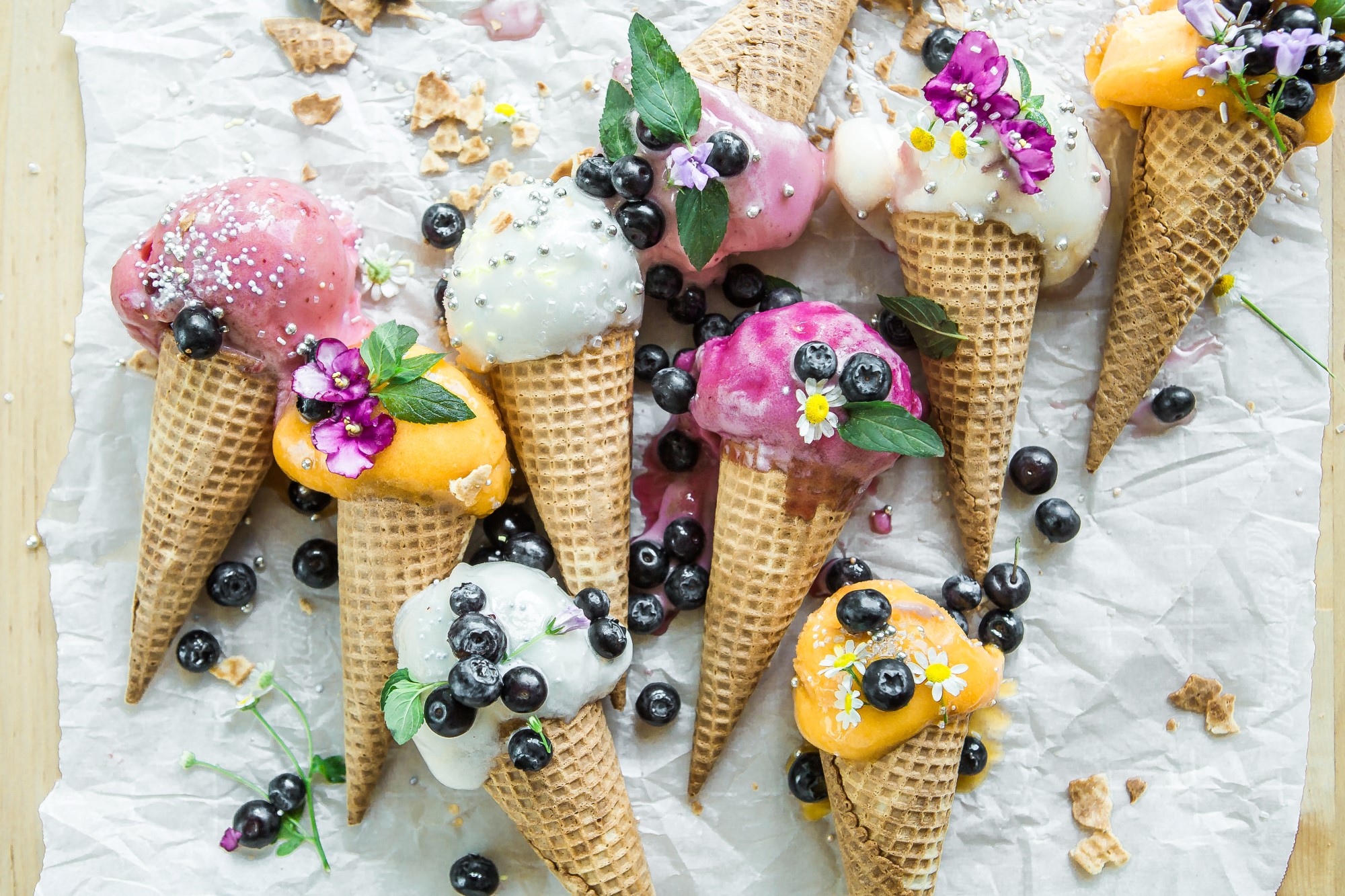 Iskrem i mange ulike farger med blomster og bær