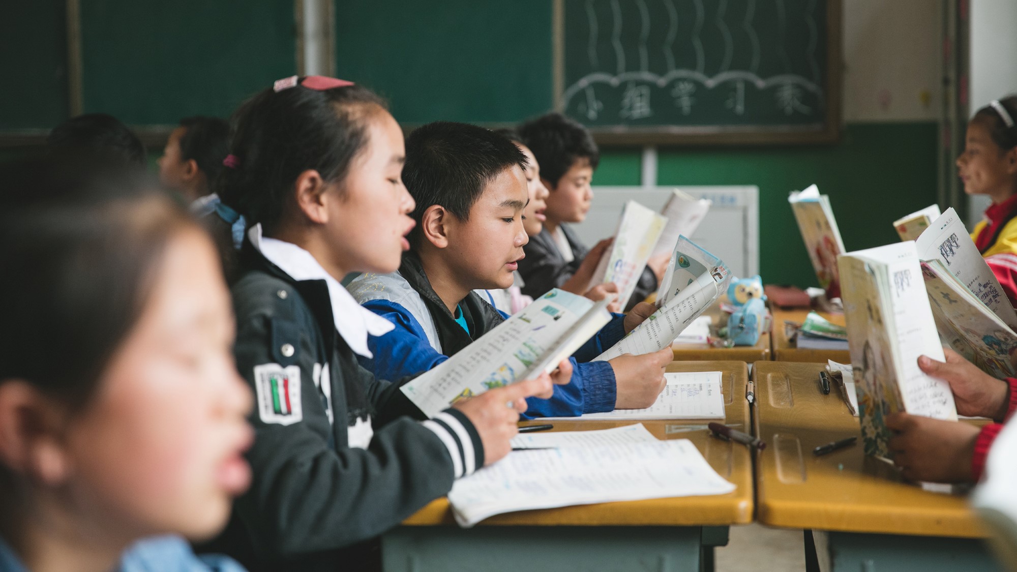 Barn leser høyt i klasserom