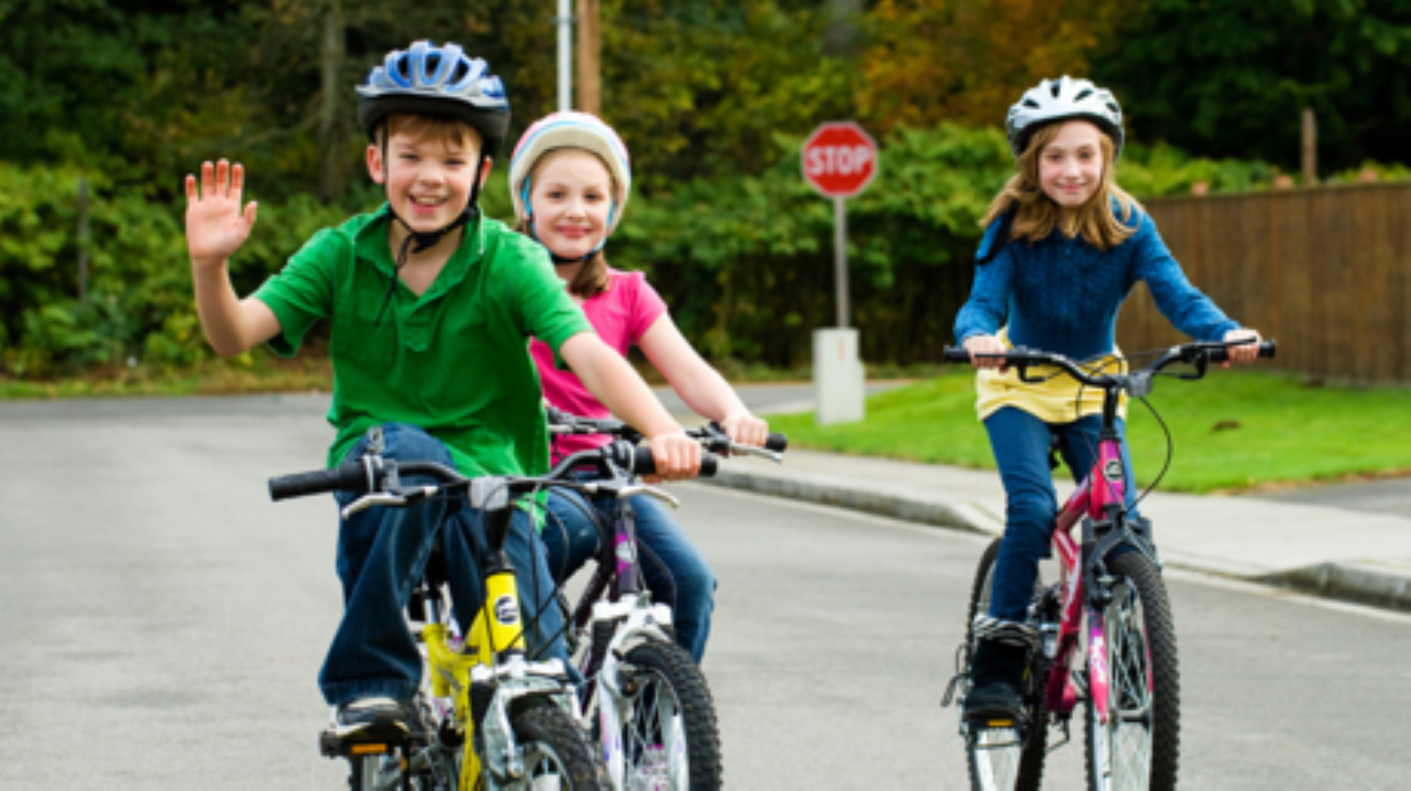 Glade barn på sykkel