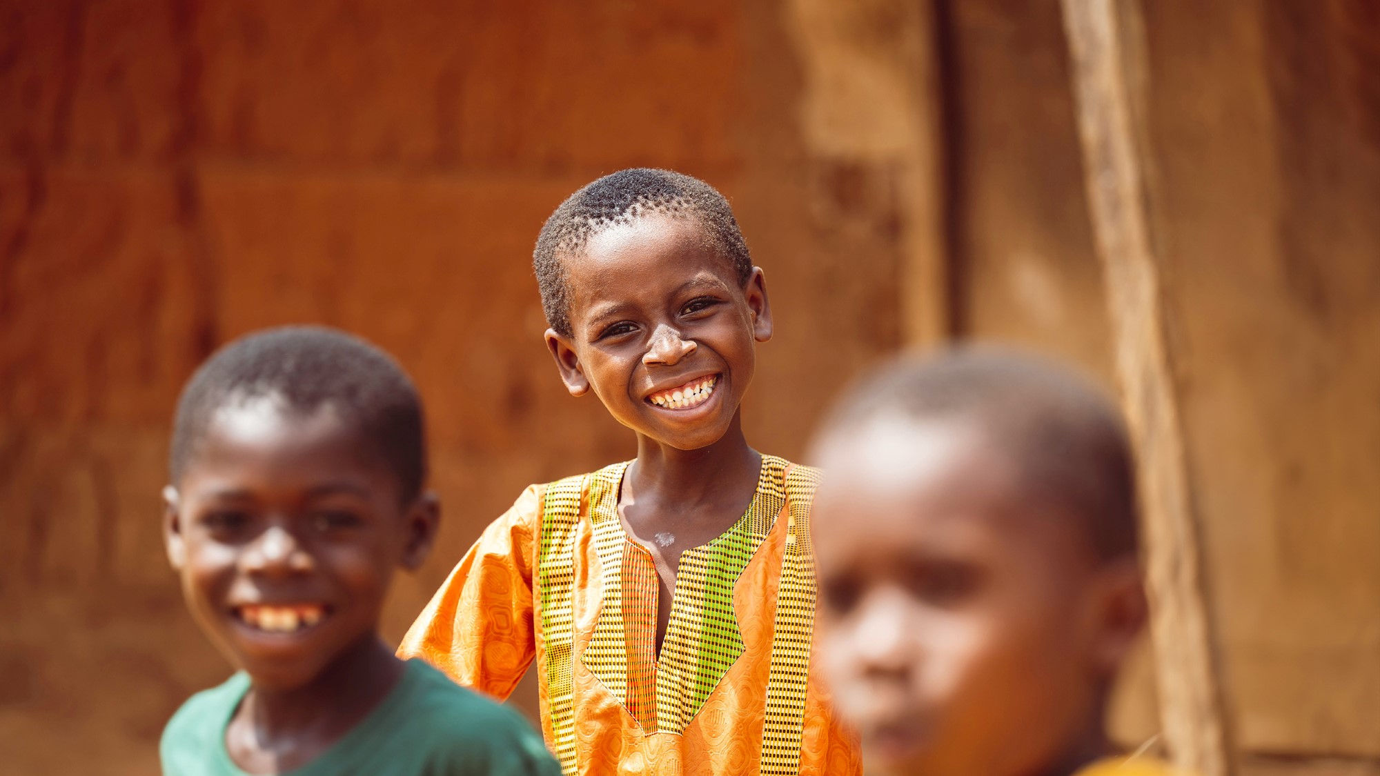 Vest-afrikansk barn smiler mot kamera