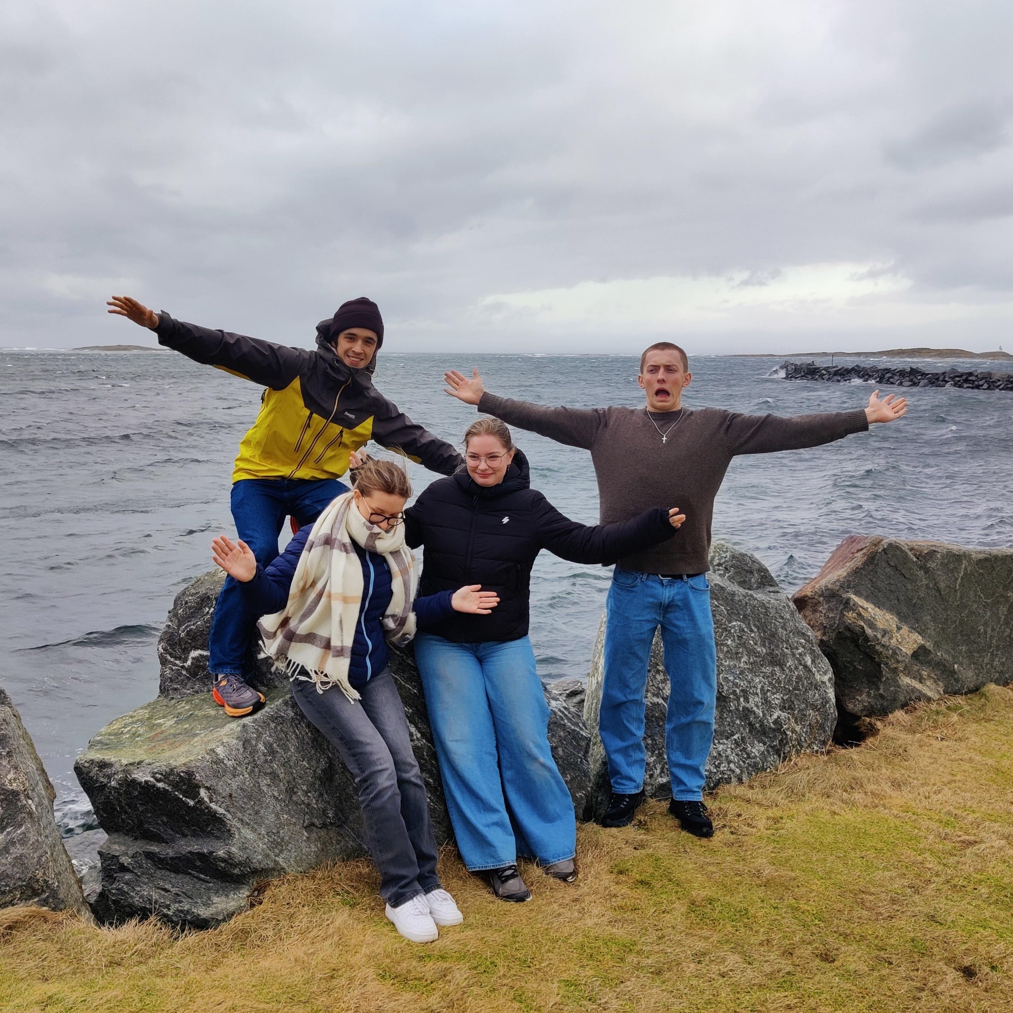 Bildet viser smilende ungdom