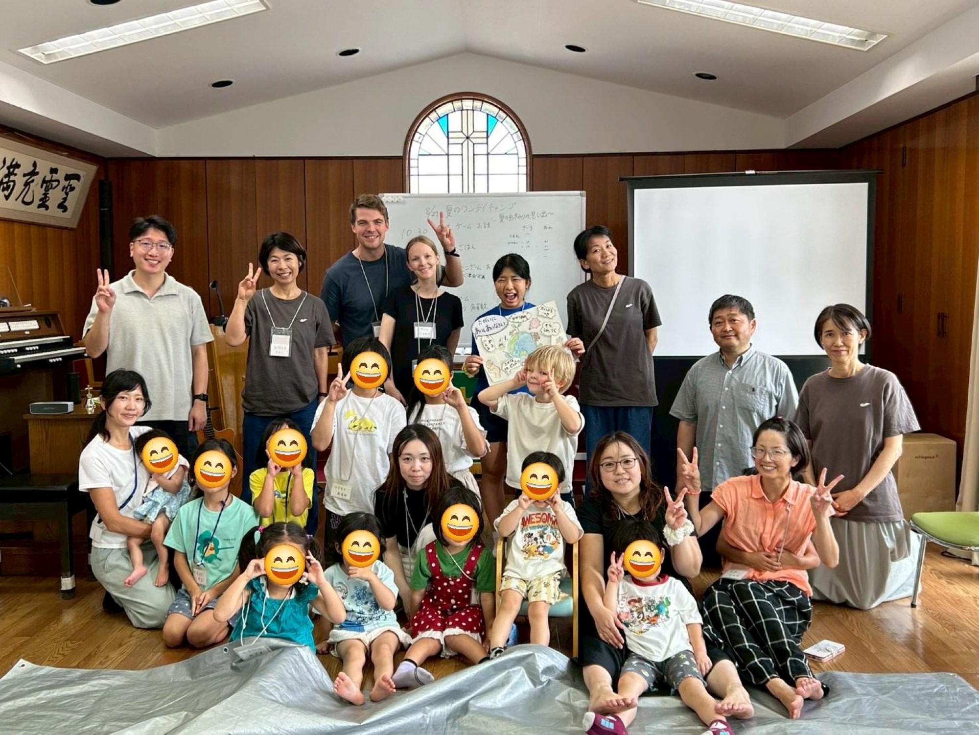 Barn og voksne i Itami kirke