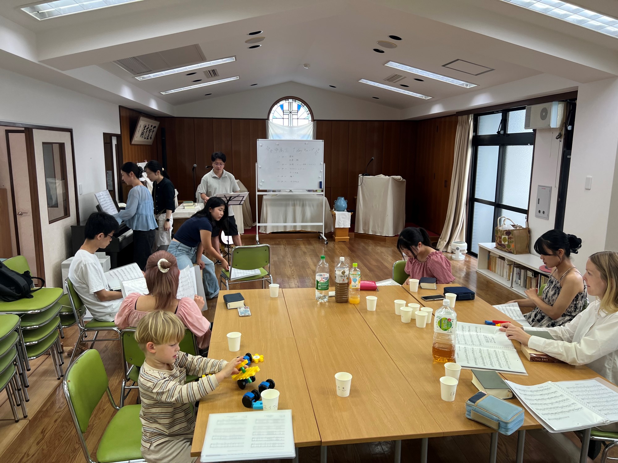 Ungdommer synger sammen