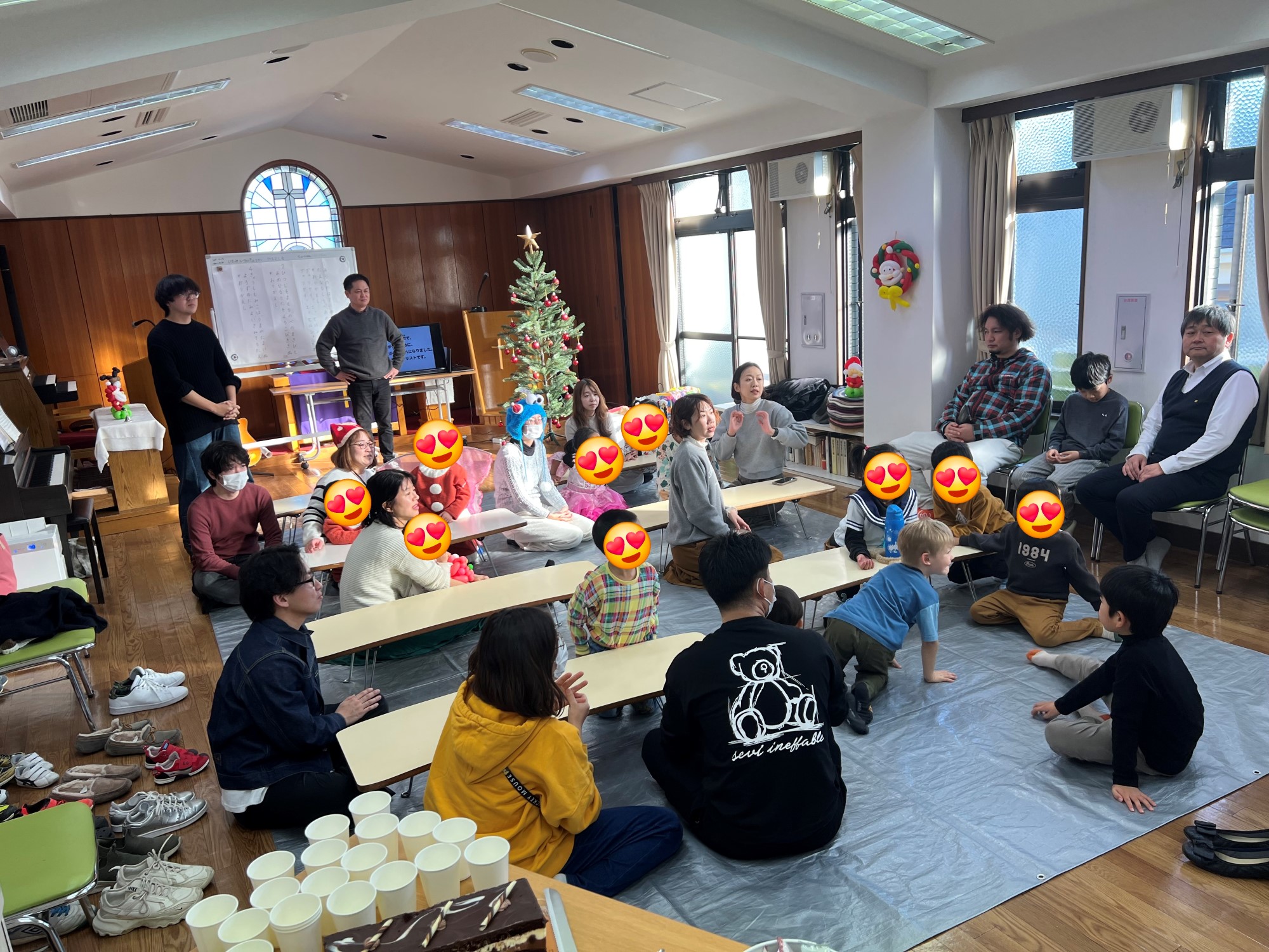 Barn og voksne samlet i kirken