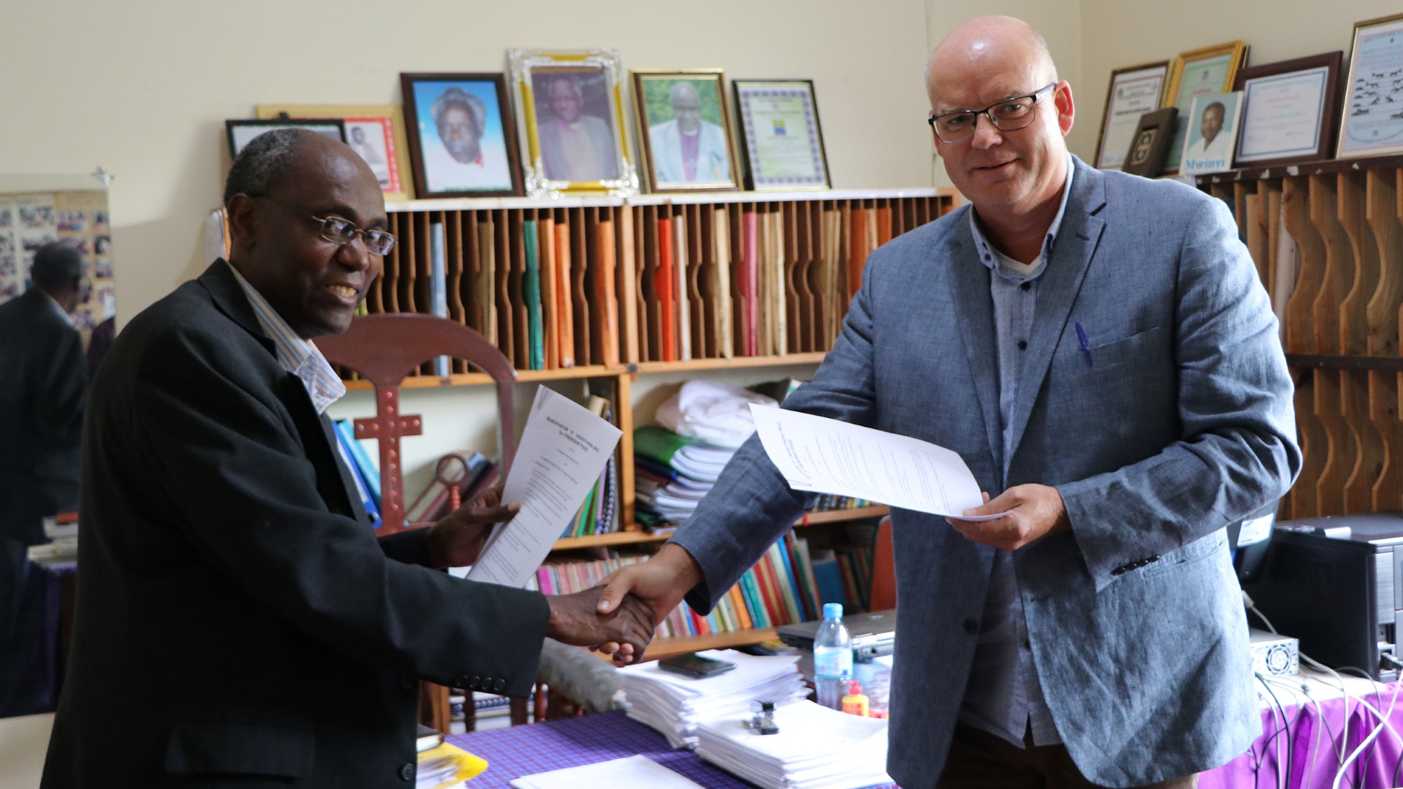 Biskop Nicolaus Nsanganzelu og NLMs stedlige representant Morten Egeland med avtaledokumentene