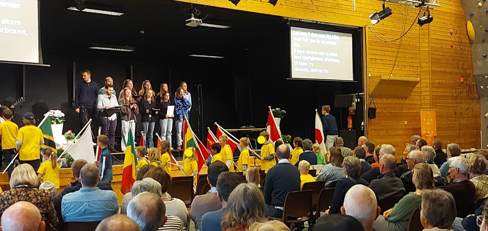 Bilde fra regionkonferanse i gymsalen på Rødde Folkehøgskole.