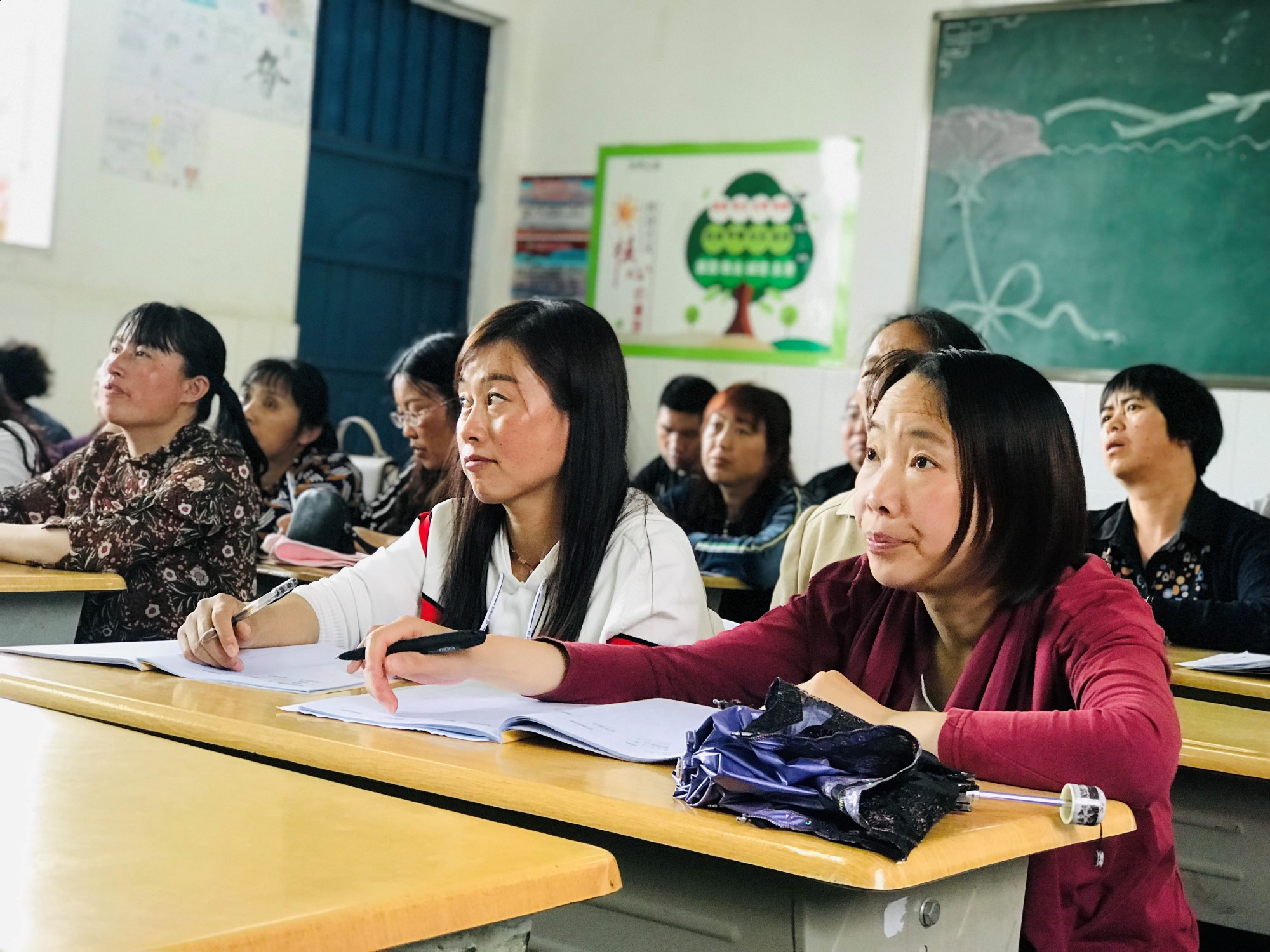 kinesiske kvinner som blir undervist