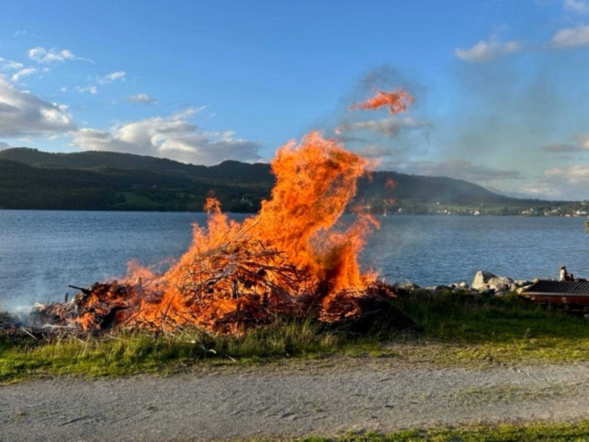 Bilde av mennesker foran St. Hans bålet på Saltbonesset