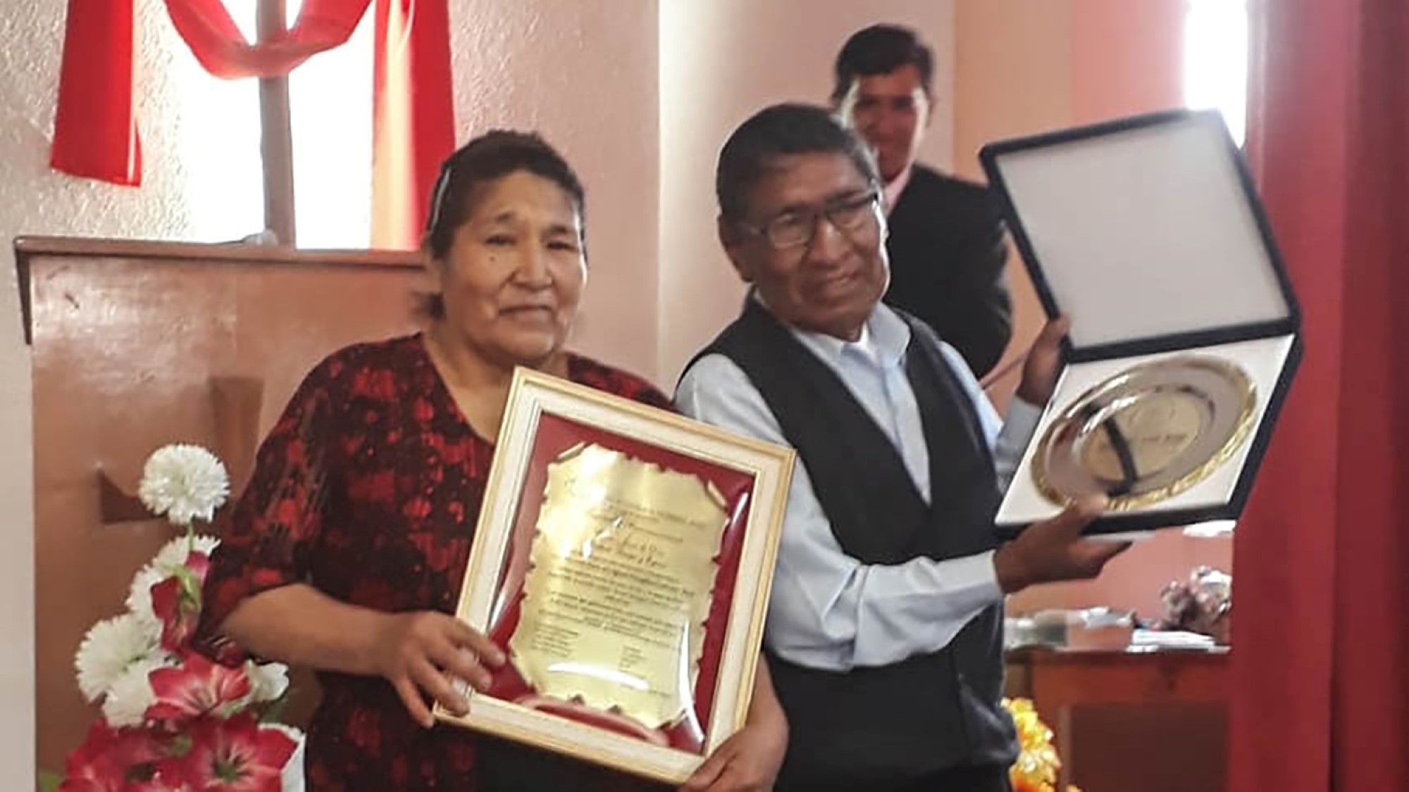 Pastor Juan De Dios og kona med forgylte diplomer