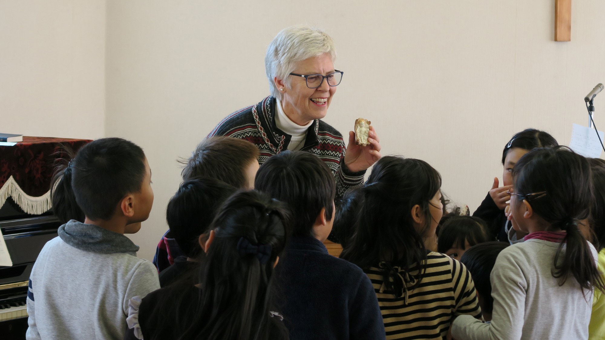 Kari Opperud underviser barn i Ako menighet.