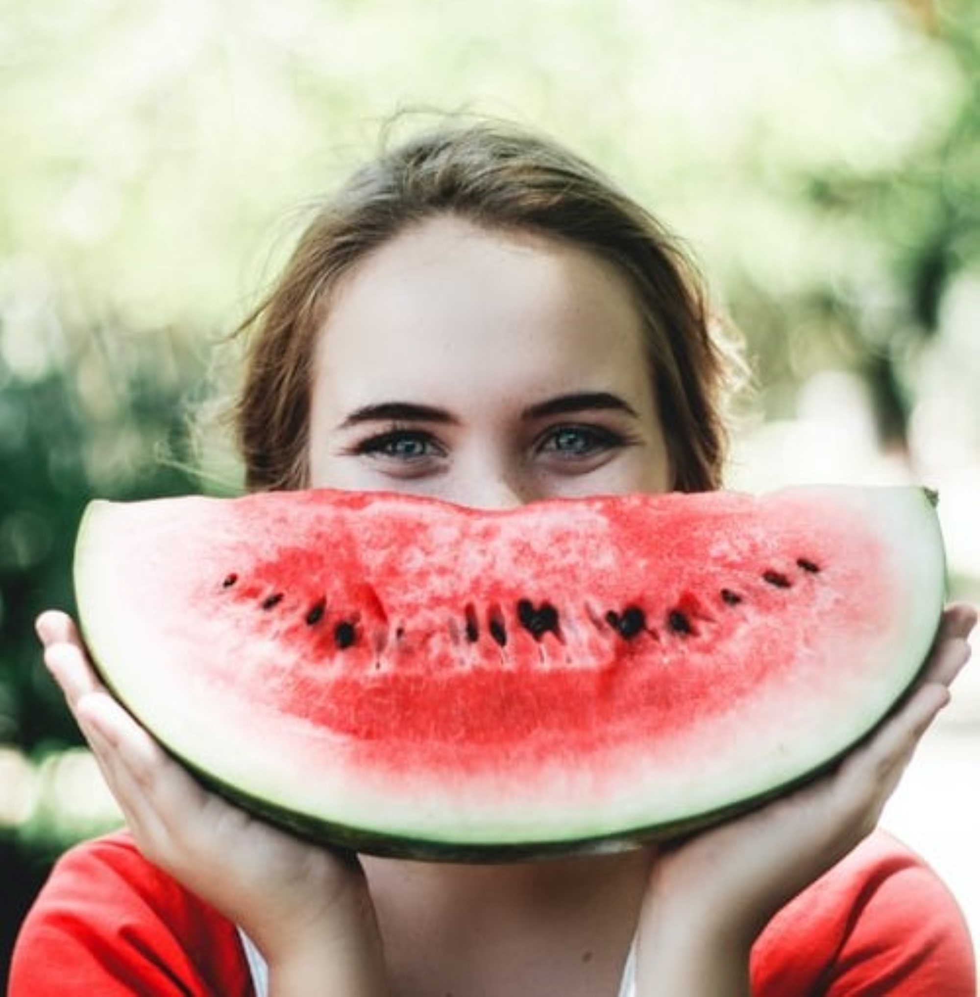 Jente med vannmelon-smil