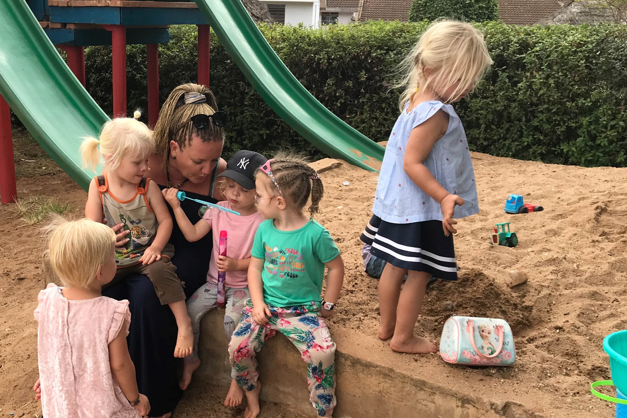 Synnøve Vestli prater med barn på lekeplassen