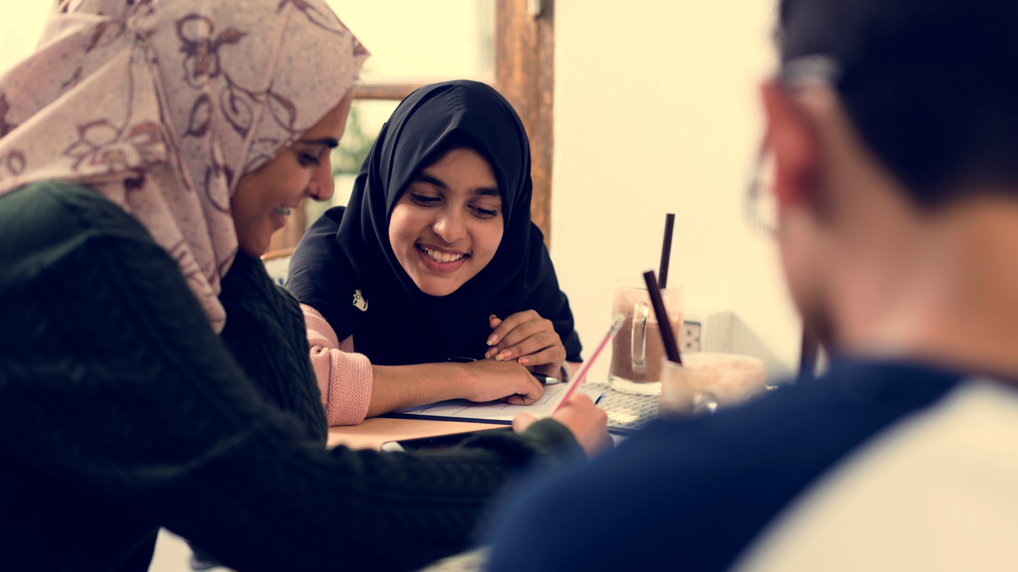 Muslimske studenter i gruppesamtale