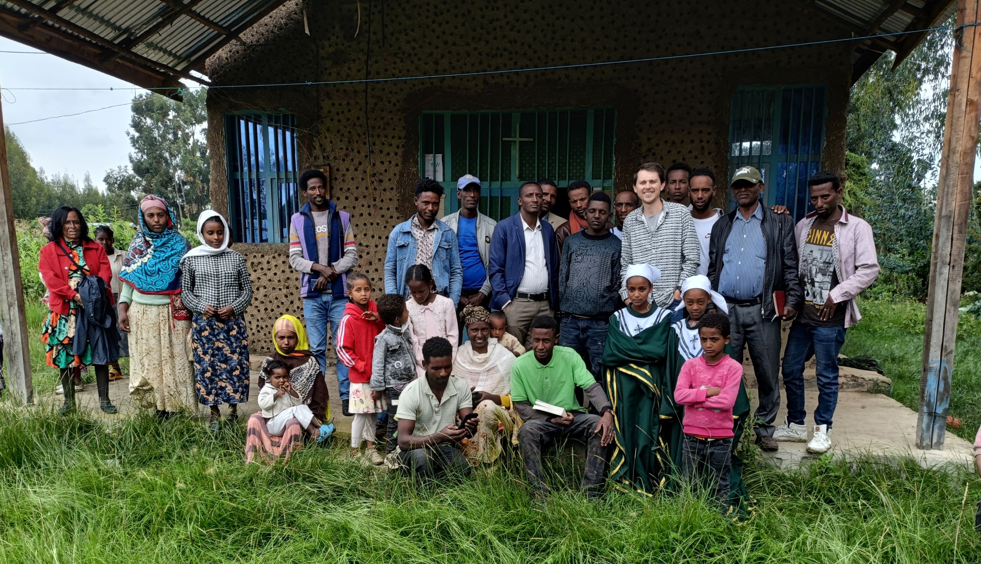 Håkon sammen med en gjeng folk i Etiopia..