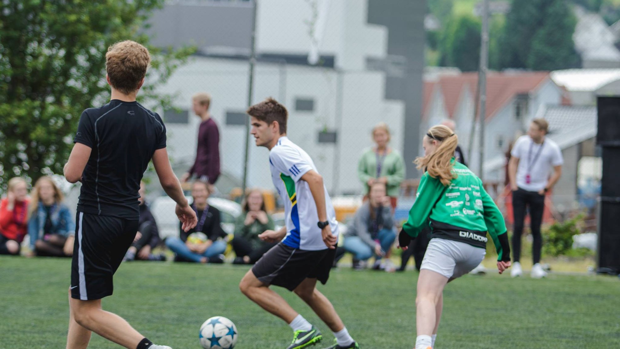 Ungdommer spiller fotball