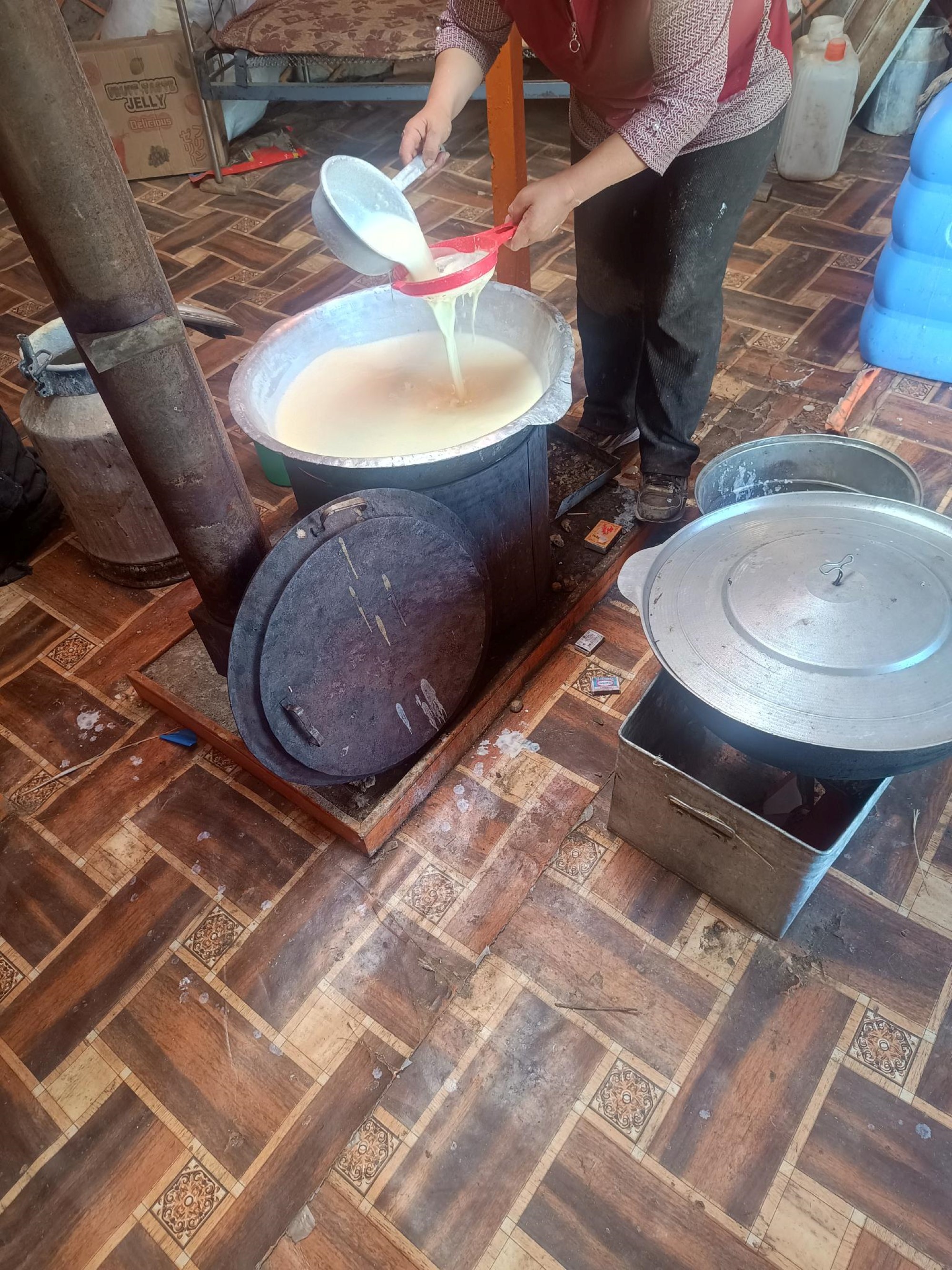 Kona i huset lager melkete