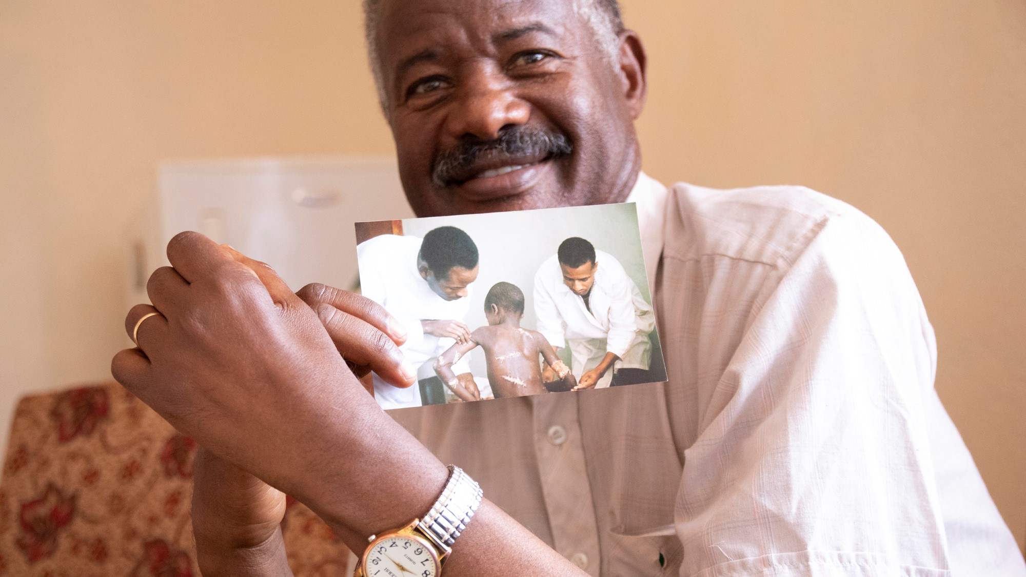 Deed Jaldessa Kontoma viser frem bilde