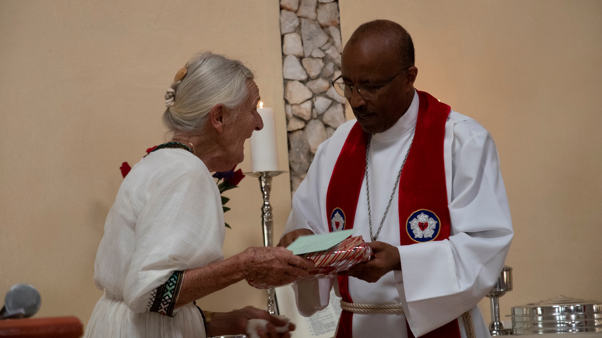 Jorunn Hamre mottar gave