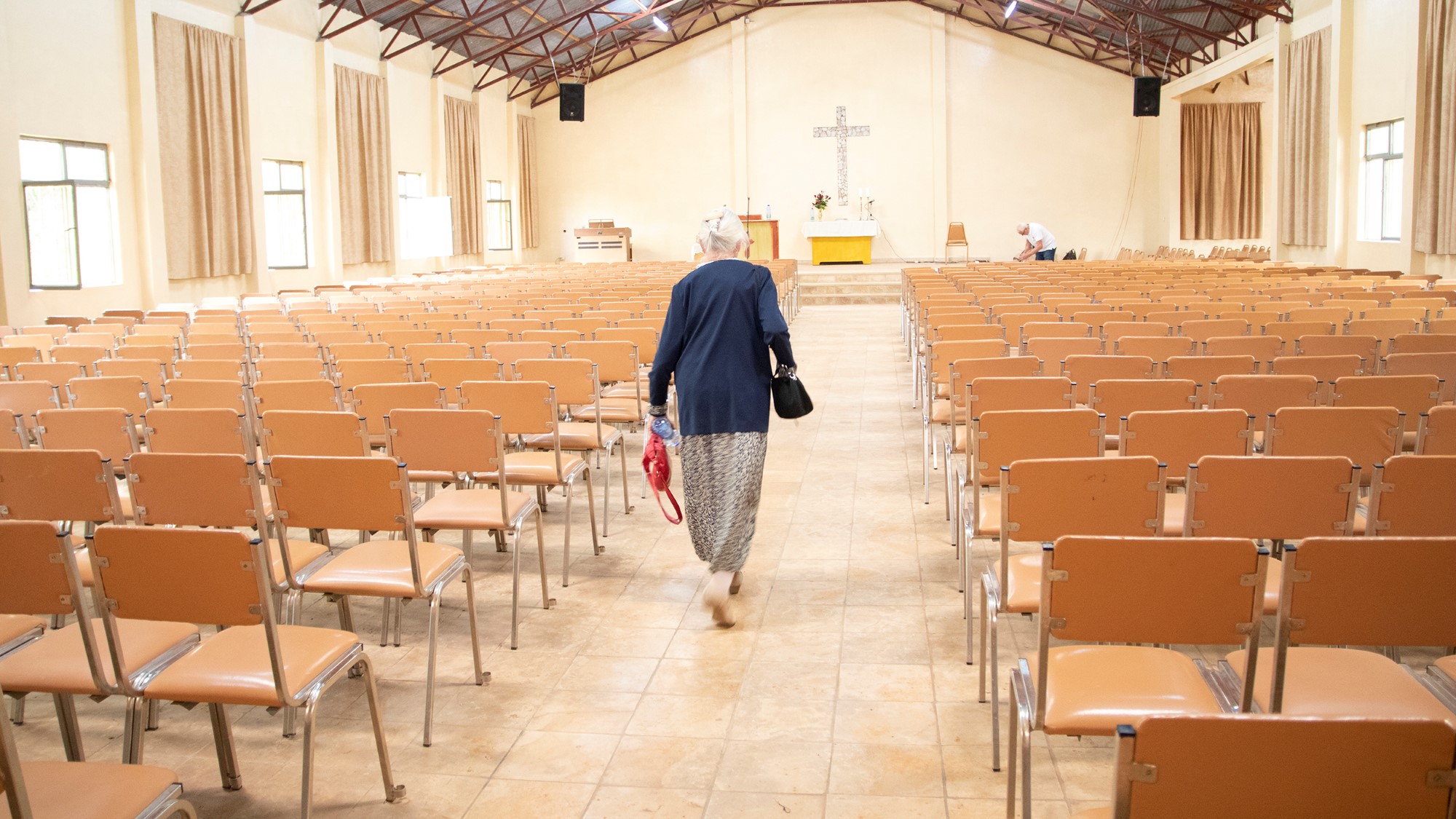 Jorunn Hamre går gjennom tomt nytt kirkebygg
