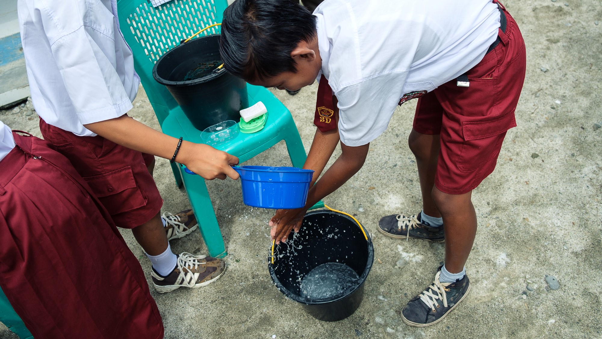 Barn i Indonesia vasker hender
