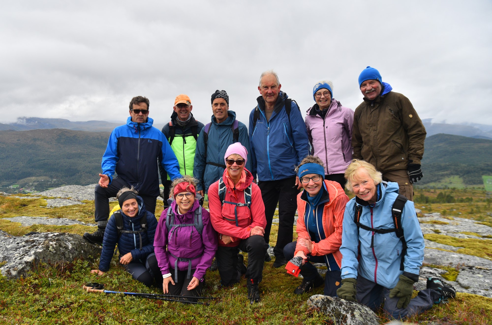 Gruppebilde av glade mennesker på fjelltur