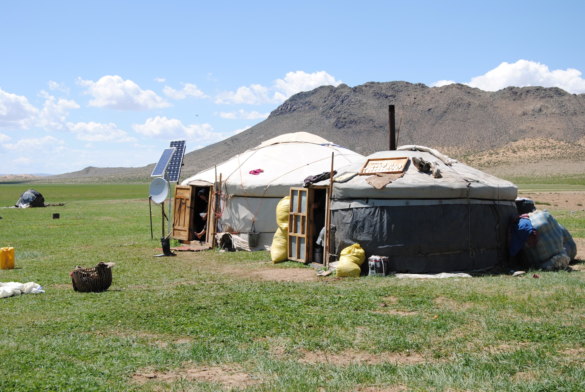 Bilde av to mongolske gerer (telt).