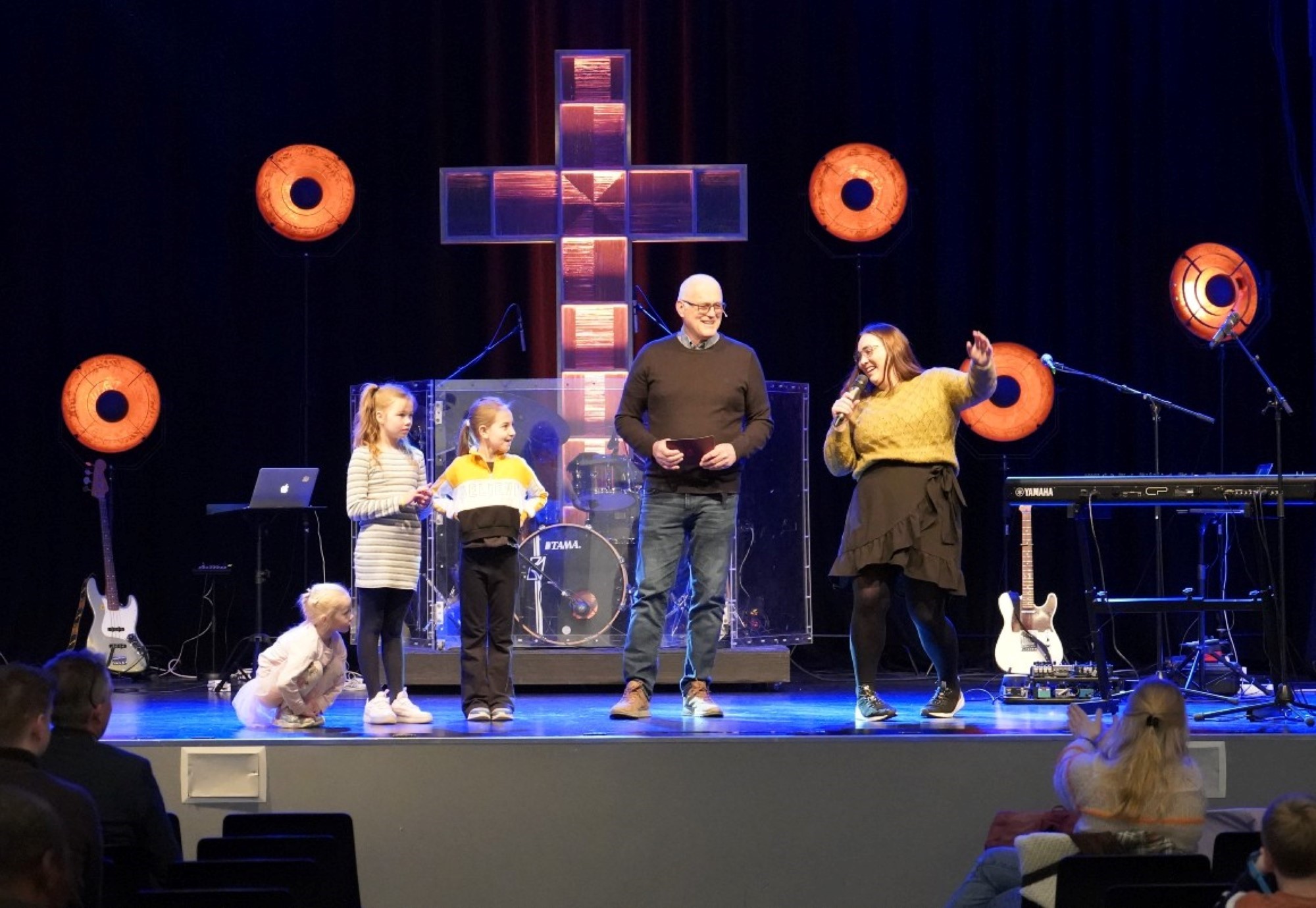 Barn og vaksne på scena