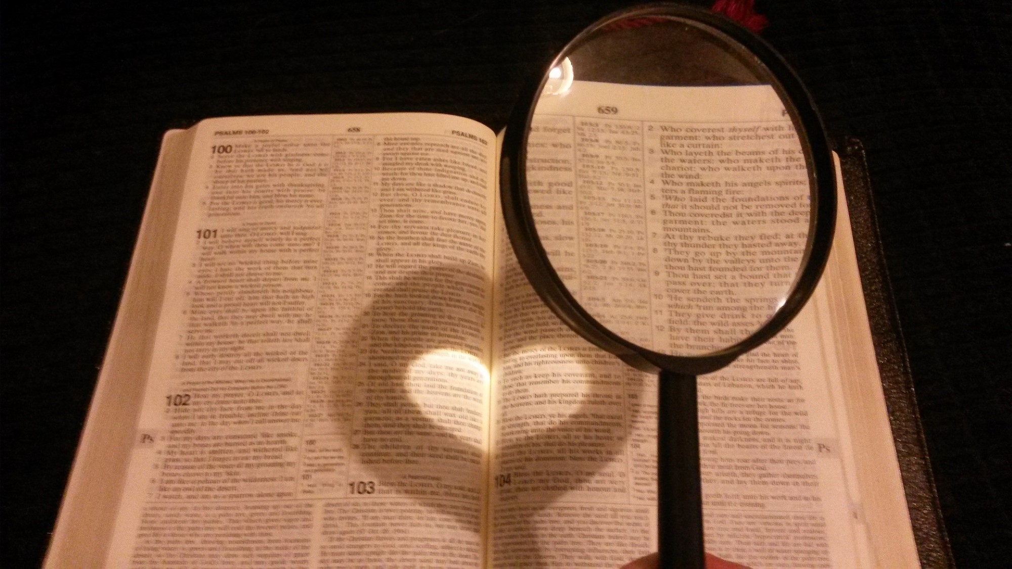 Bibel, forstørrelsesglass, hjerte