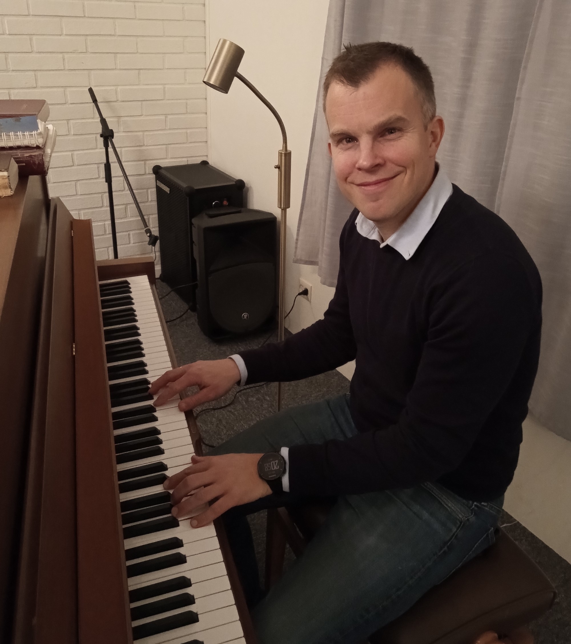 Lars Vårdal ved pianoet