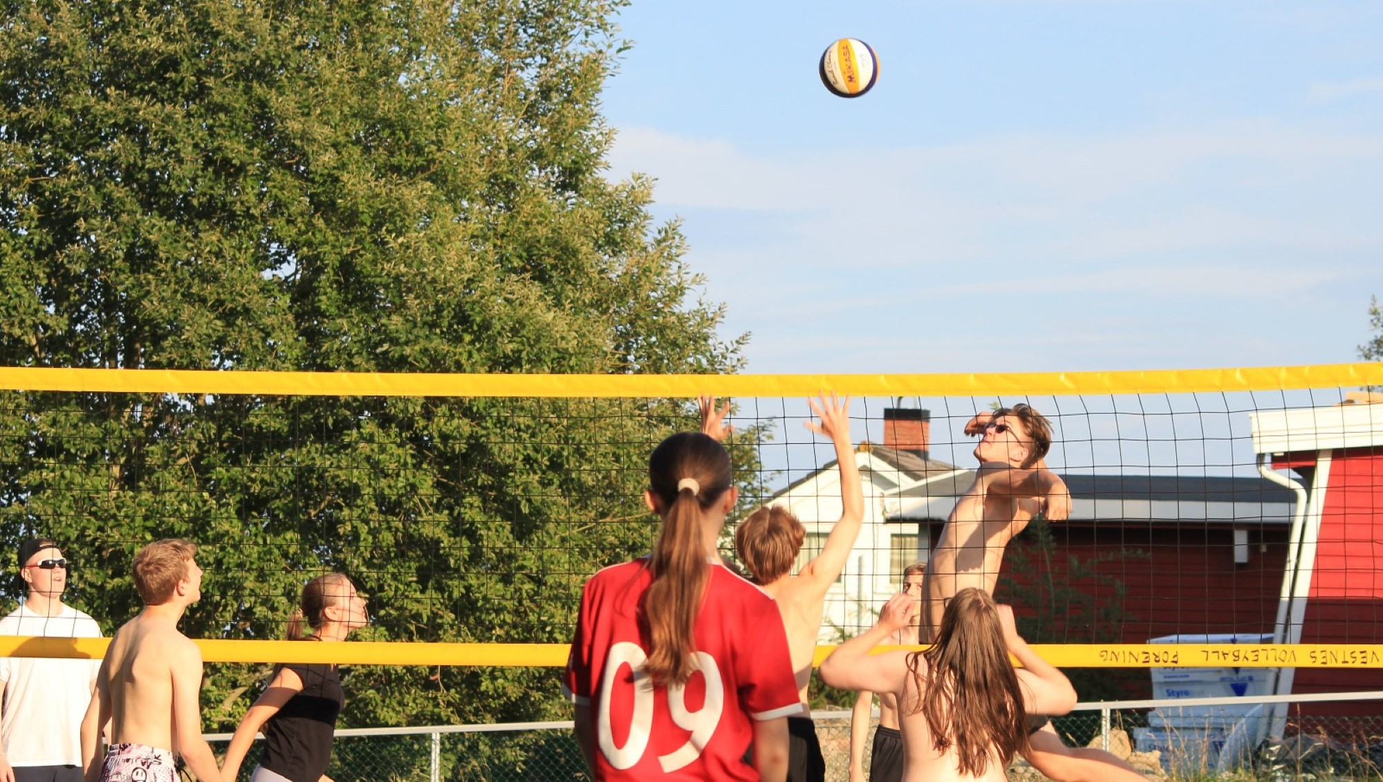 Bildet viser ungdommer som spiller Volleyball