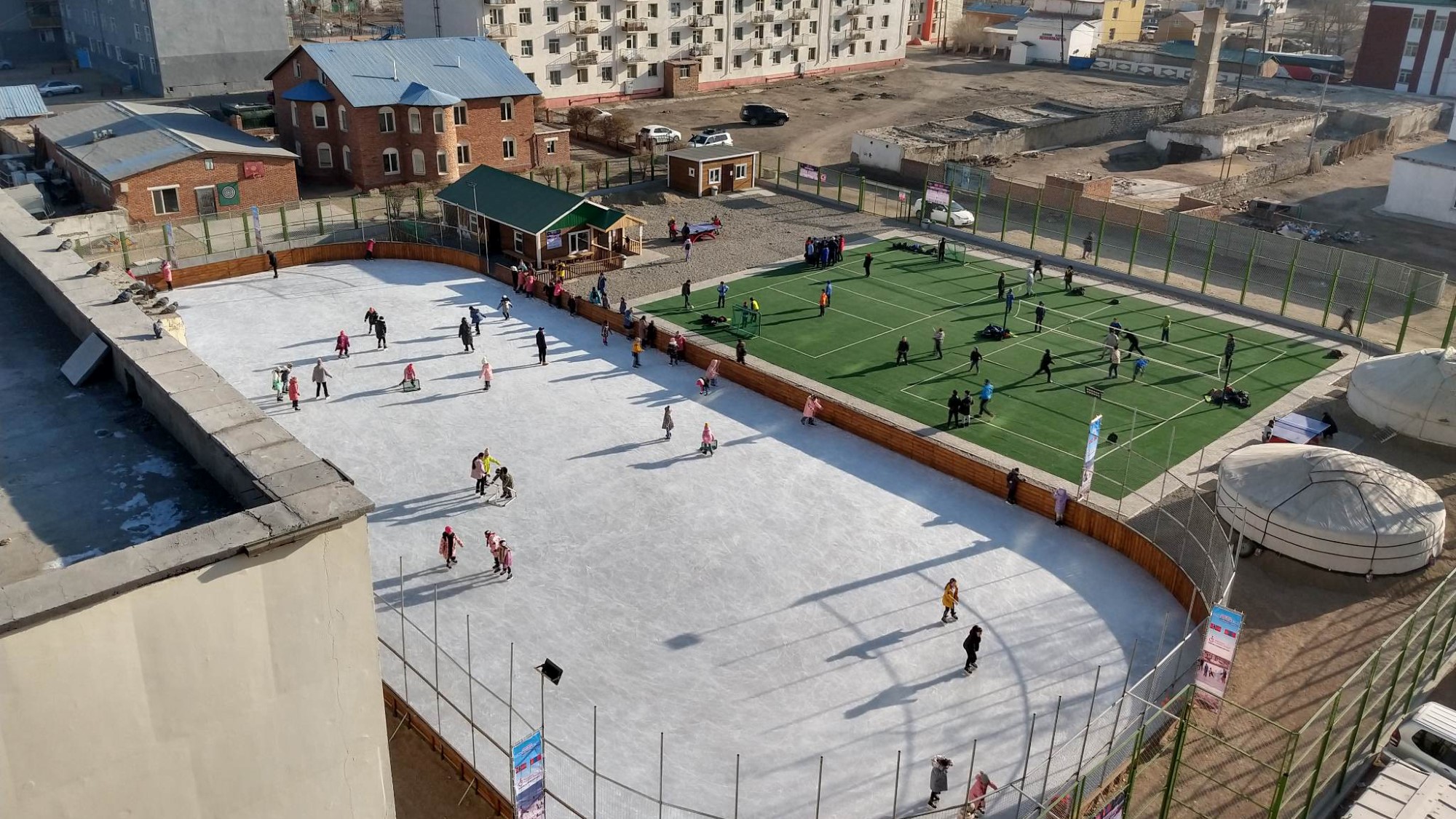 Luftfoto av lekeplass og ishockeybane