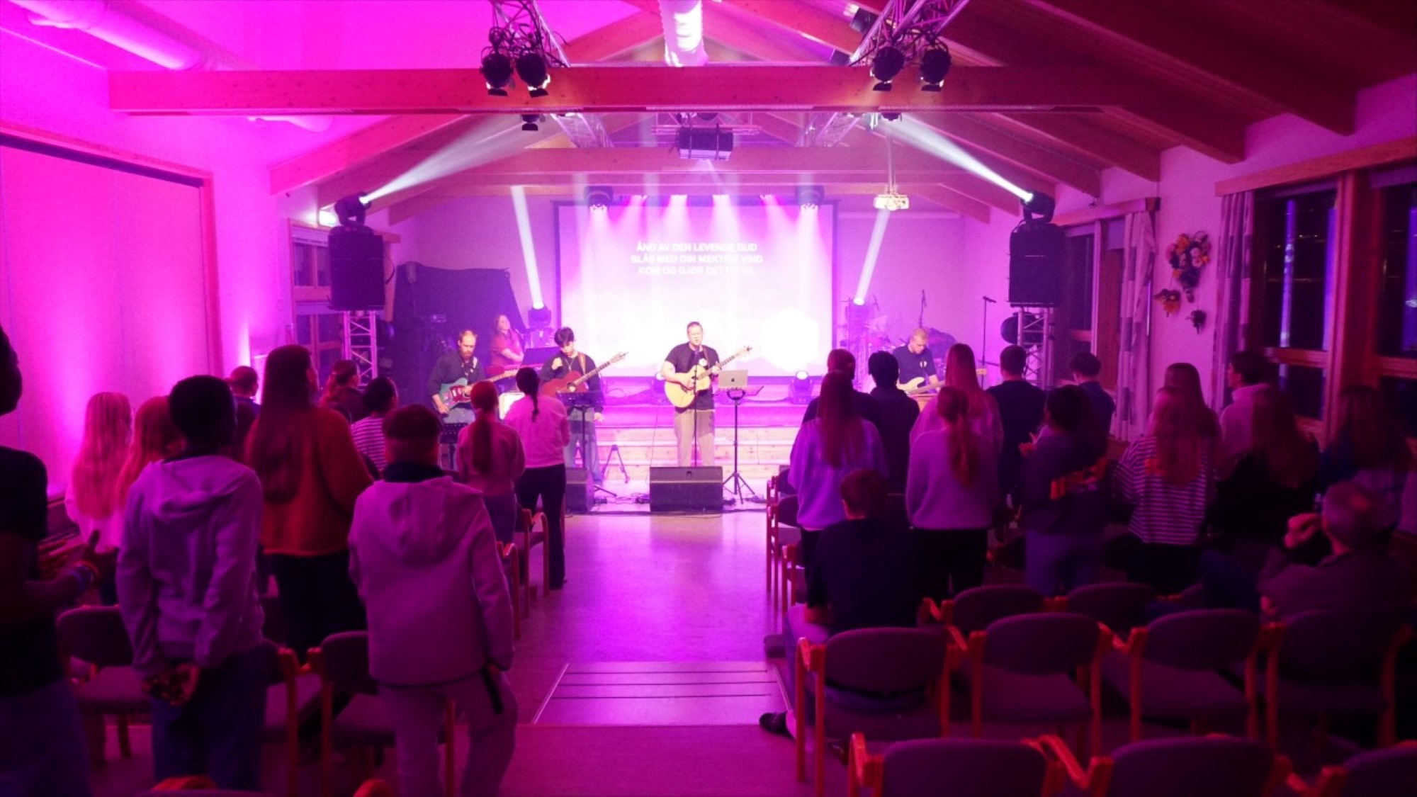 Folk i salen og band framme