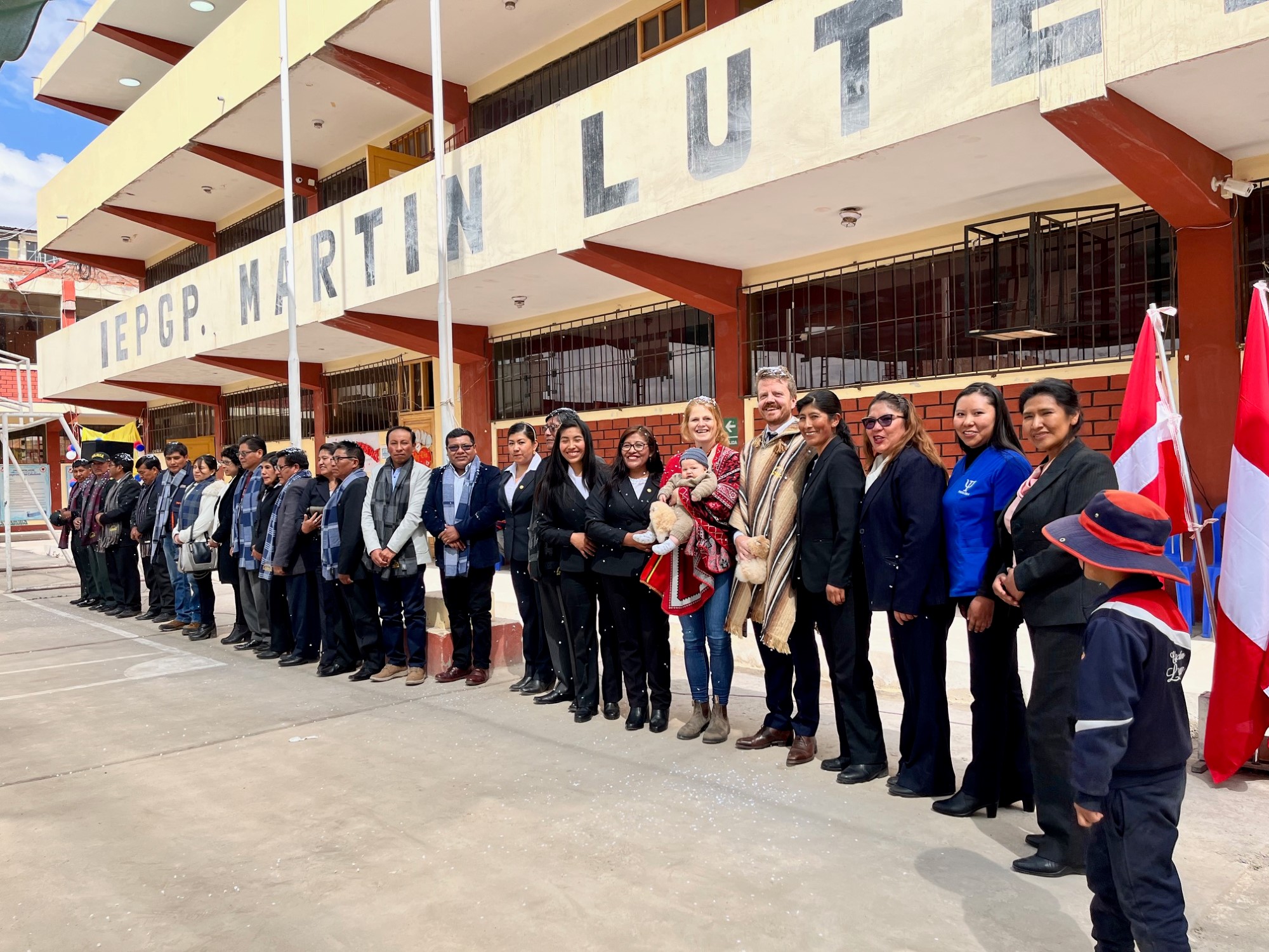 Skoleledelse og gjester ved åpningen av nye klasserom på Martin Lutero i Juliaca