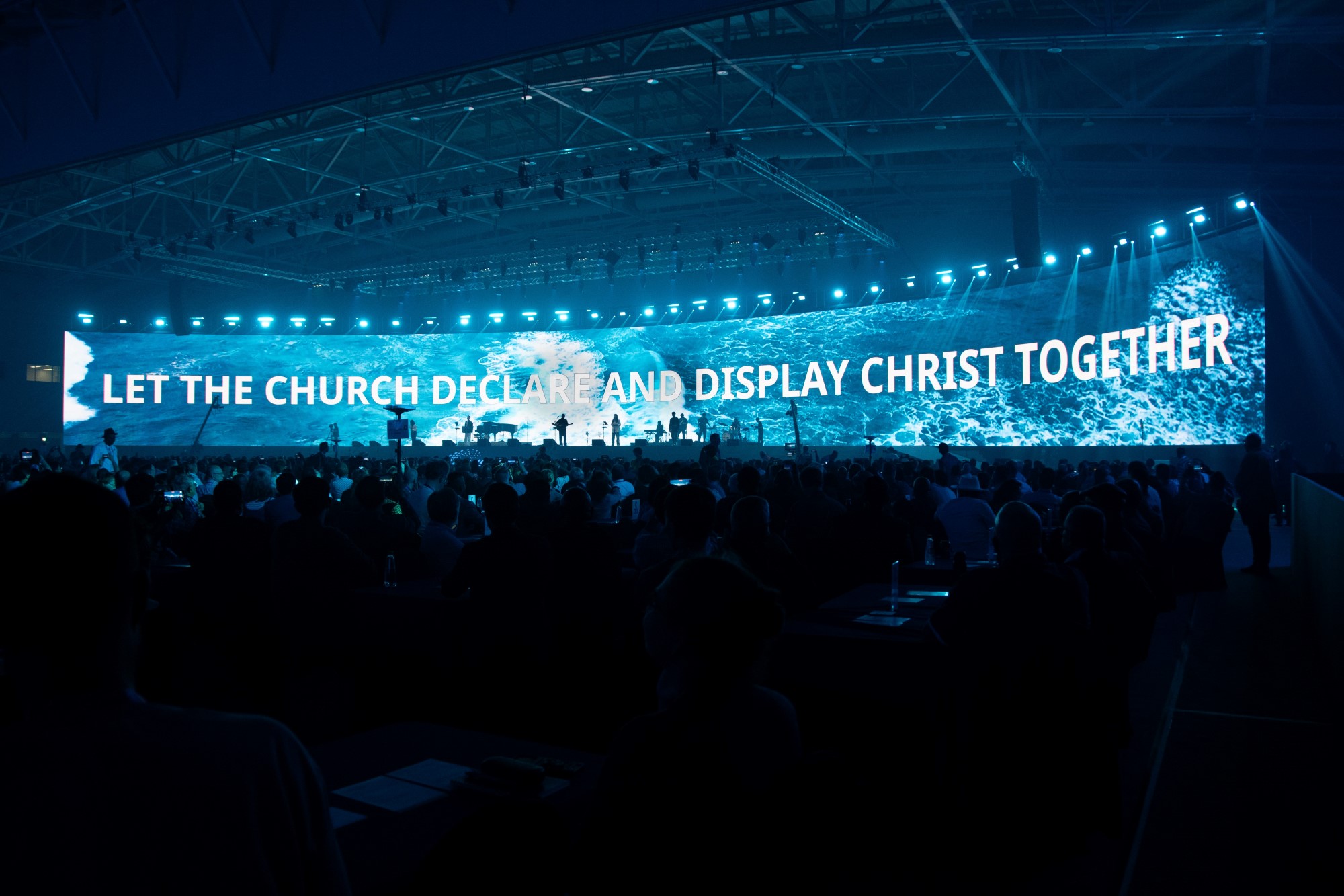 Bilde av skjermen på Lausanne-konferansen med teksten: "Let the Church declare and display christ together)