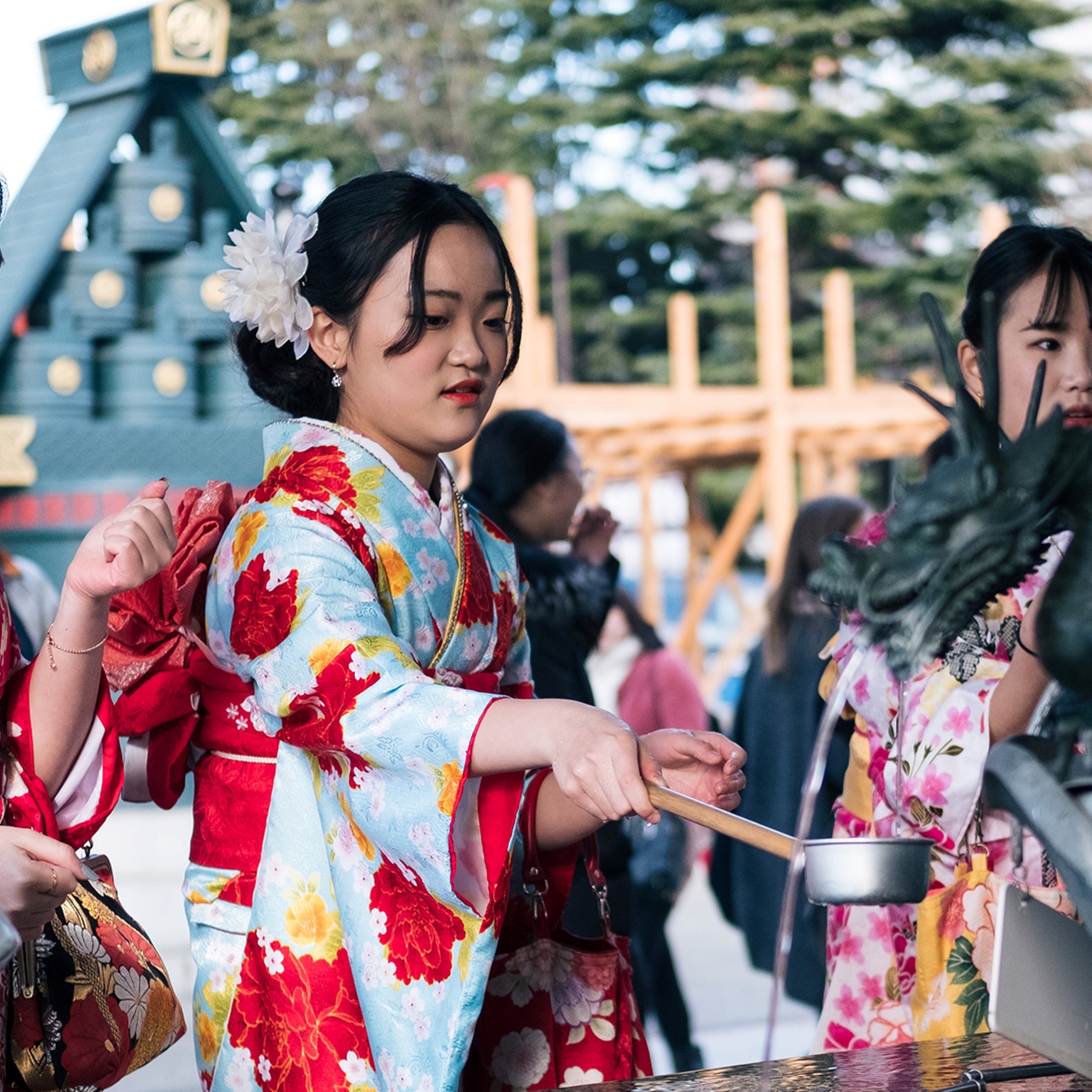 Kvinne i kimono i tempel