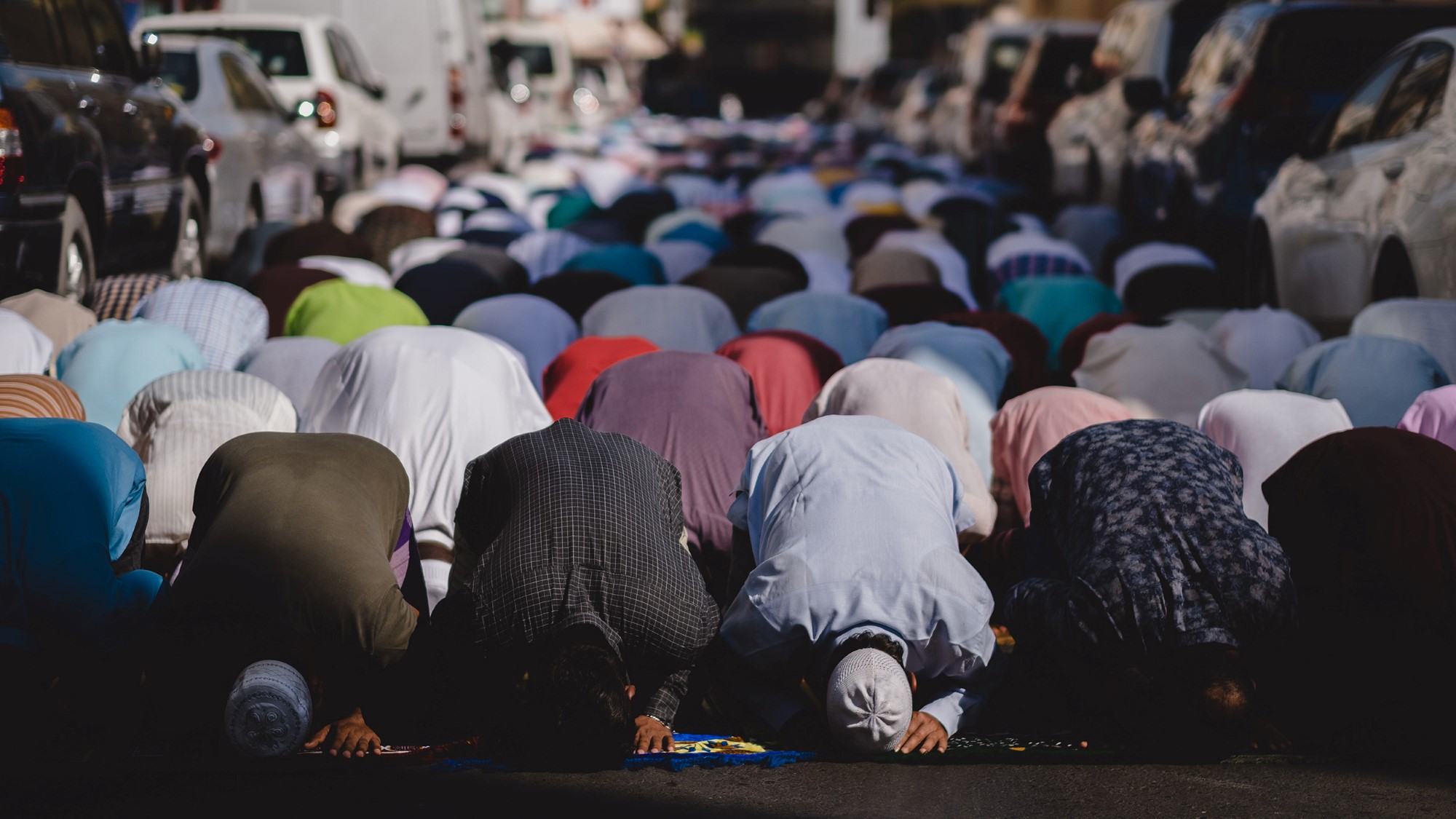 Muslimske menn i bønn i gate