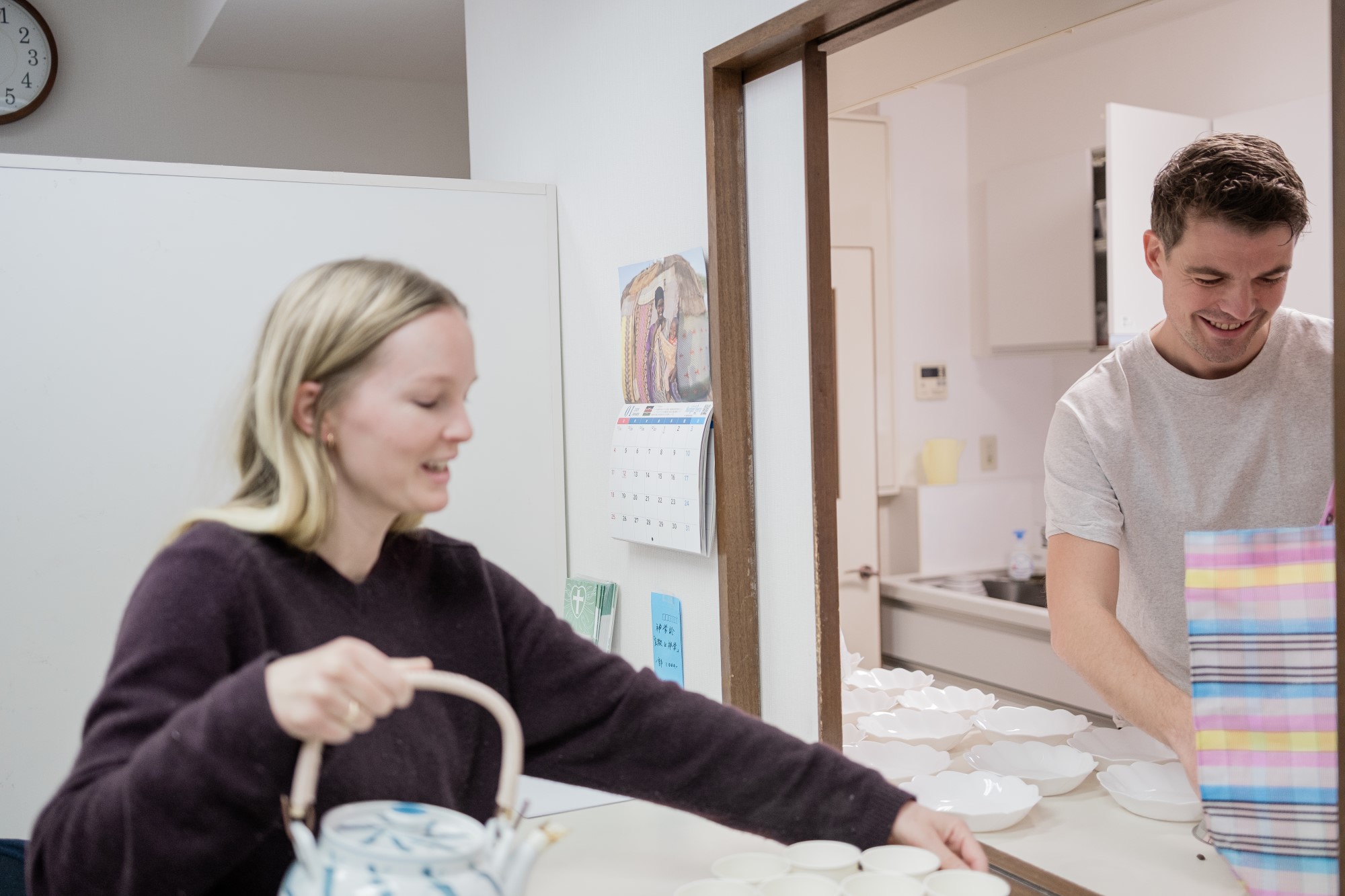 Bildet viser Øyvind og Solveig barlaup som lager til kaffe på English Cafe