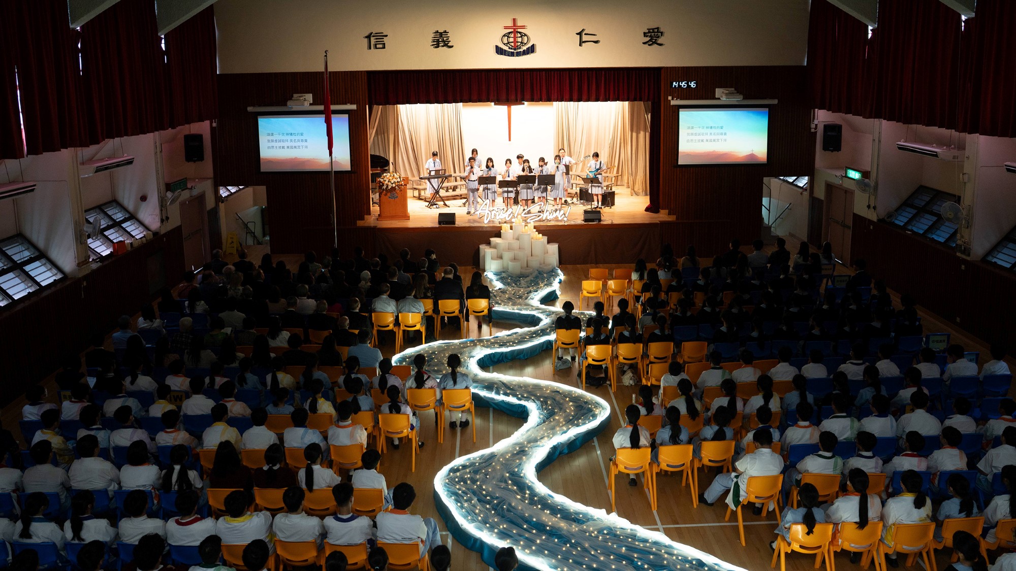 Fullsatt pyntet festsal