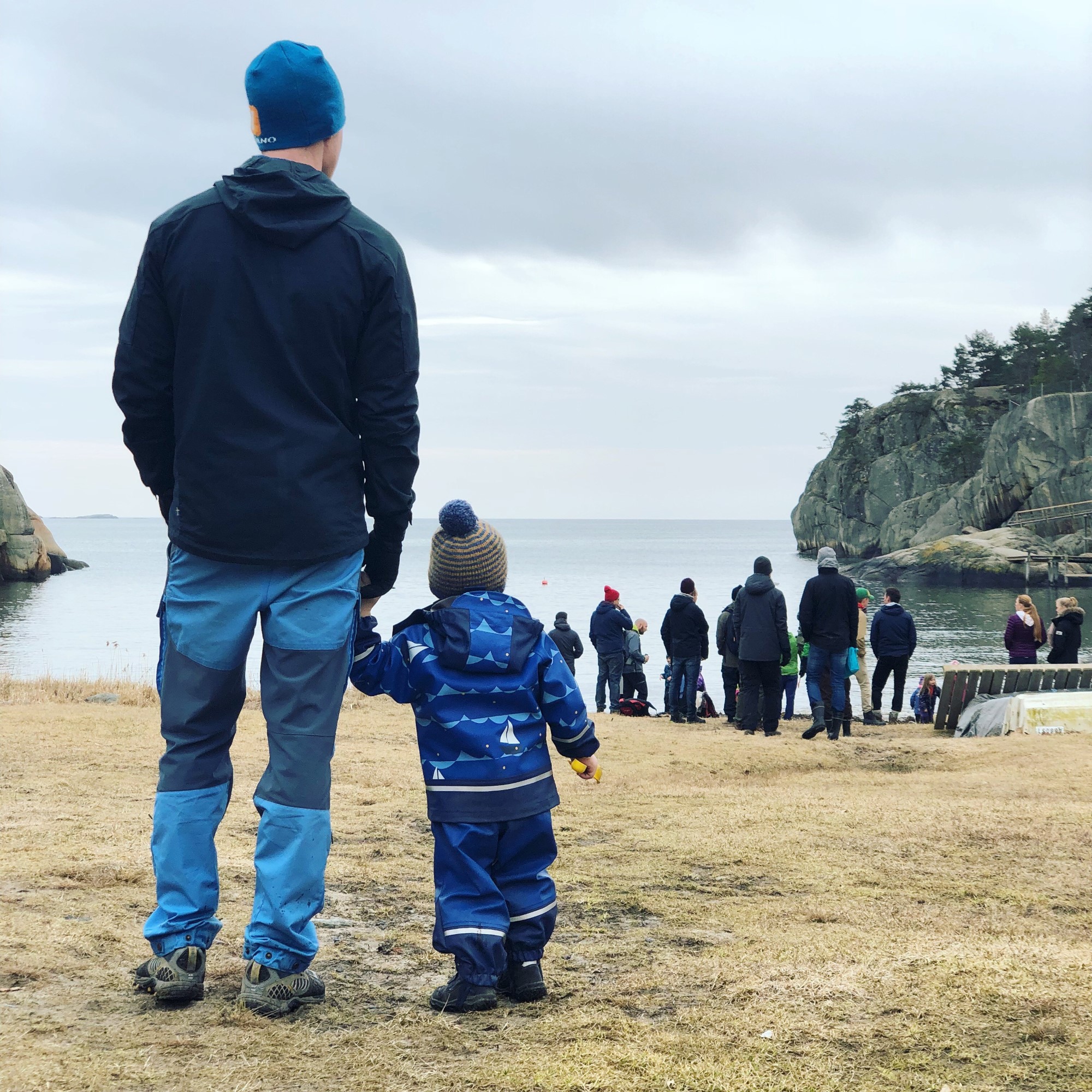 Far og sønn på stranden
