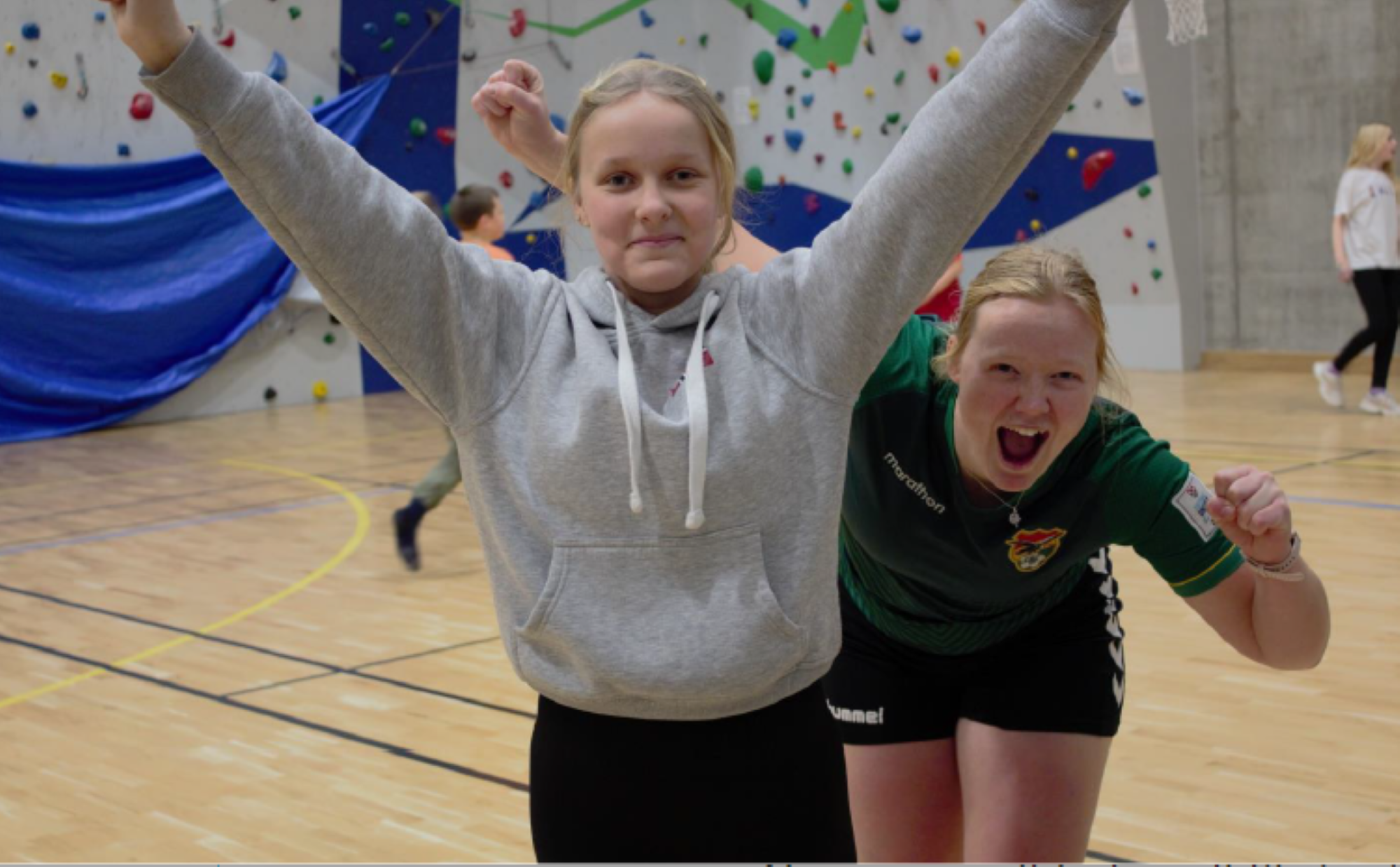 Glade jenter i gymsal