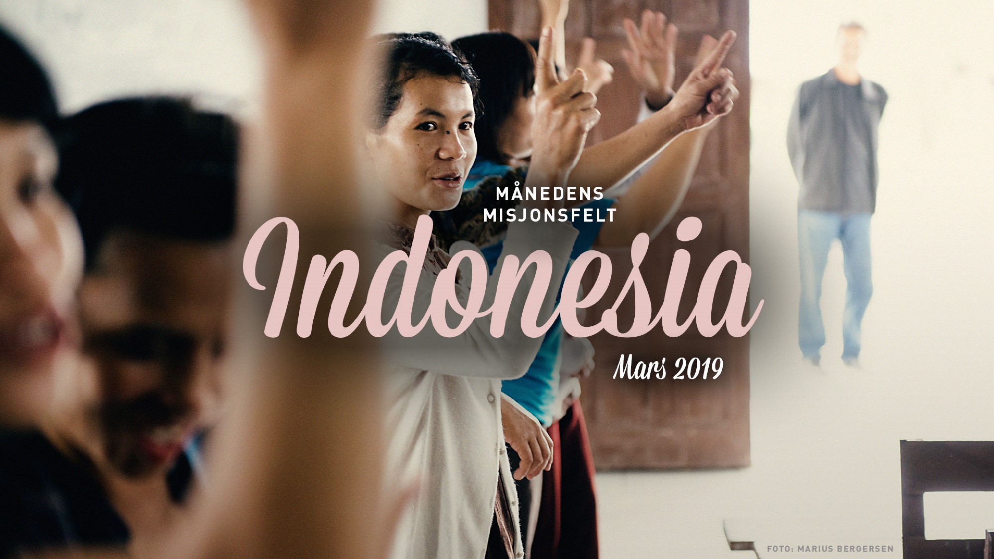 Tekstplakat med bilde fra lovsang i menighet i Indonesia