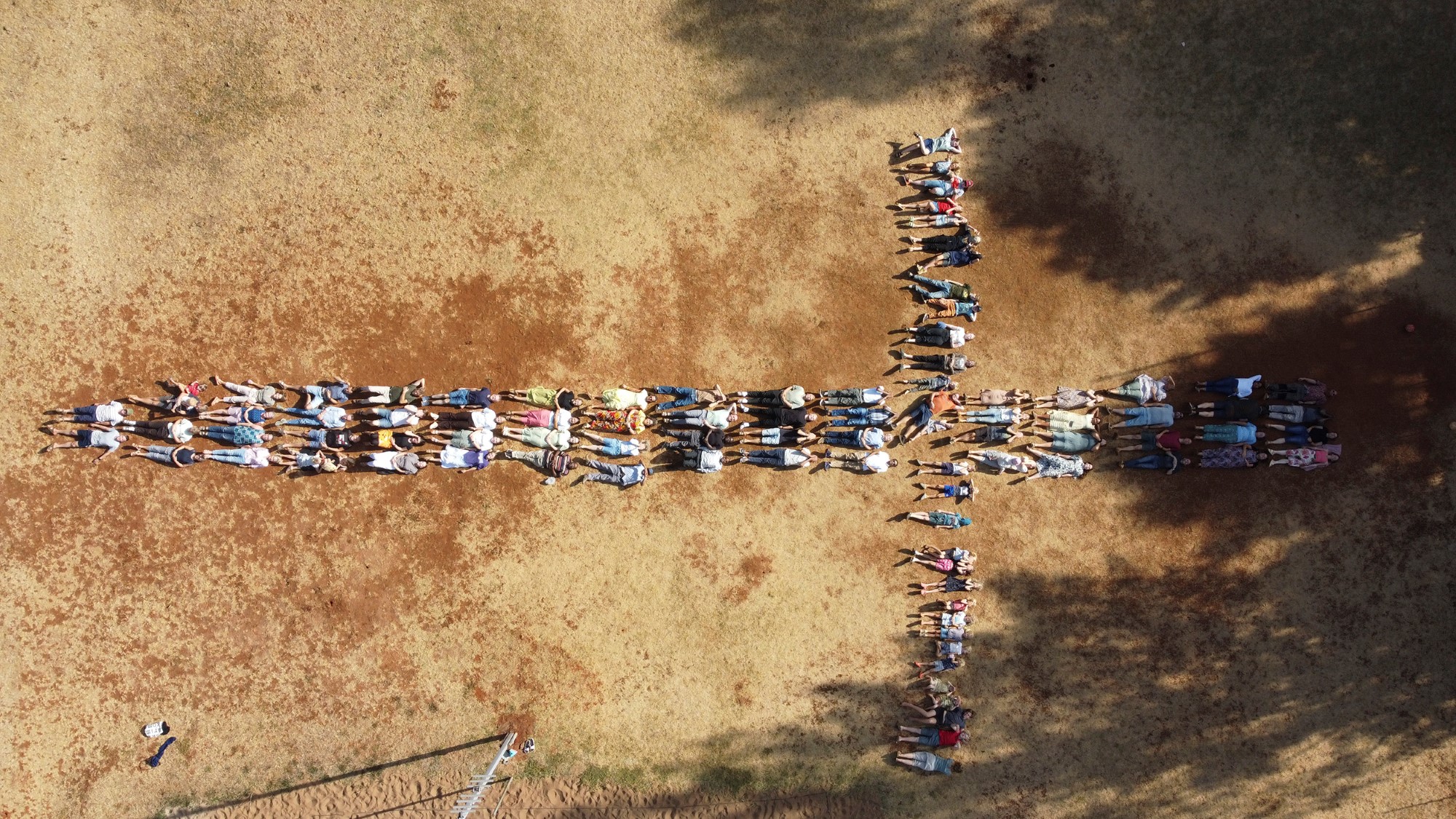 Dronefoto av utsendingene i kors-formasjon