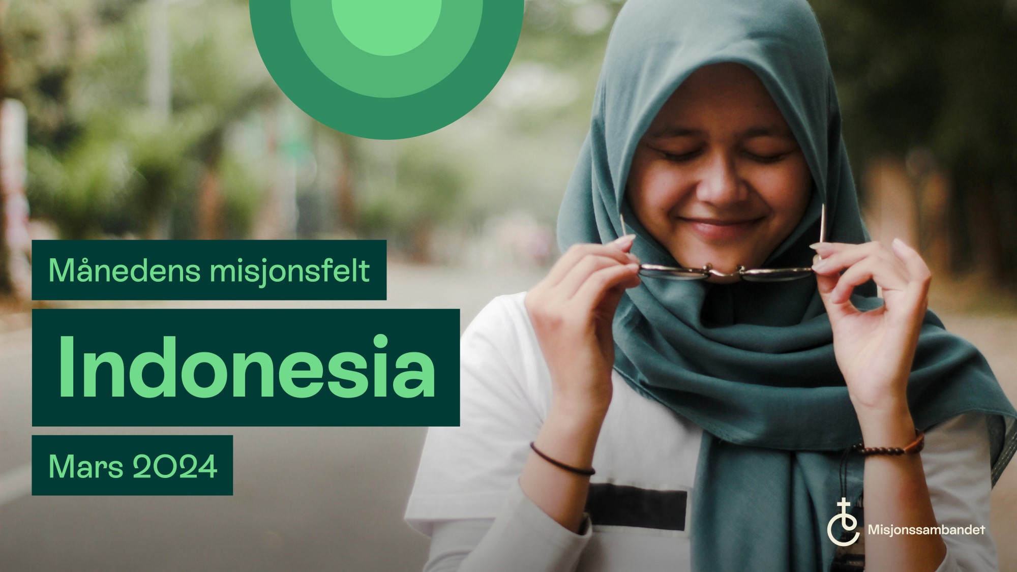 Tekstplakat månedens misjonsfelt mars 2024 Indonesia. Bakgrunnsbilde: Indonesisk kvinne med grønt sjal
