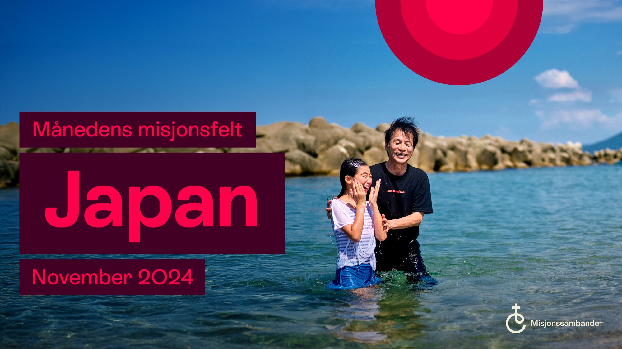 Tekstplakat månedens misjonsfelt november 2024 Japan. Bilde av prest som døper jente i havet