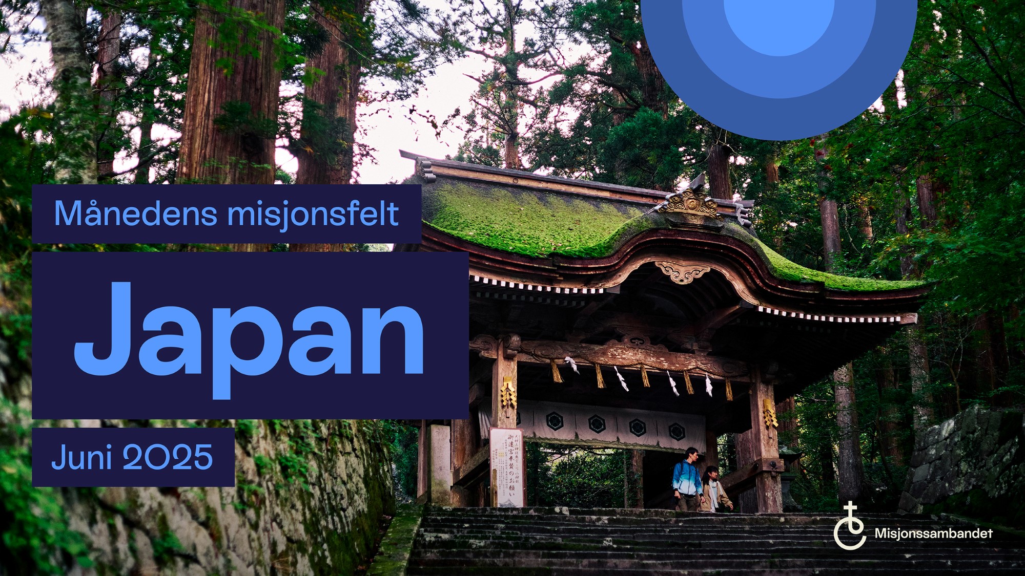Tekstplakat månedens misjonsfelt mai 2025 Japan. Bilde av japansk tempelport i skog