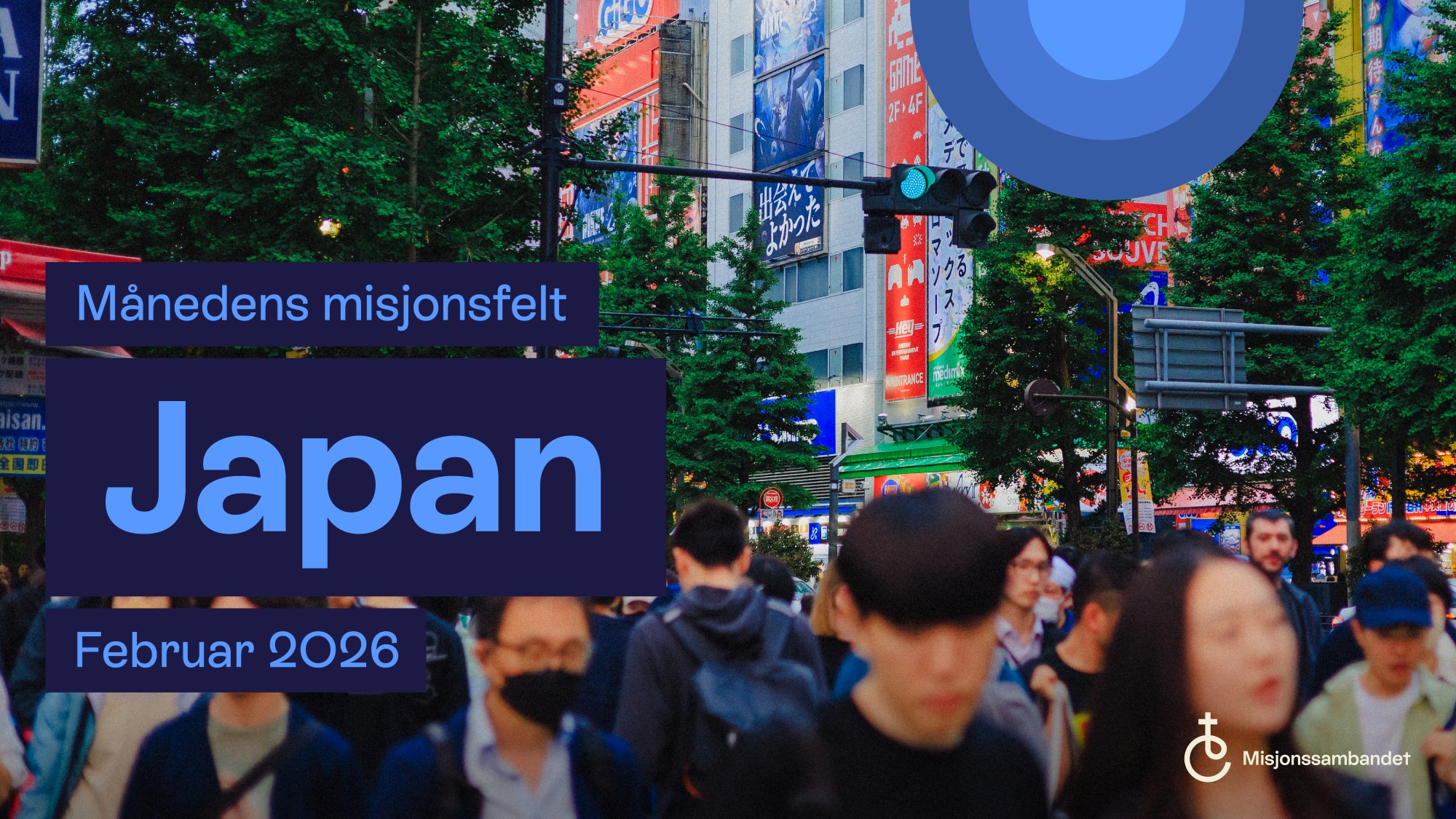 Tekstplakat månedens misjonsfelt februar 2026 Japan. Bakgrunnsbilde av folkerik gate.