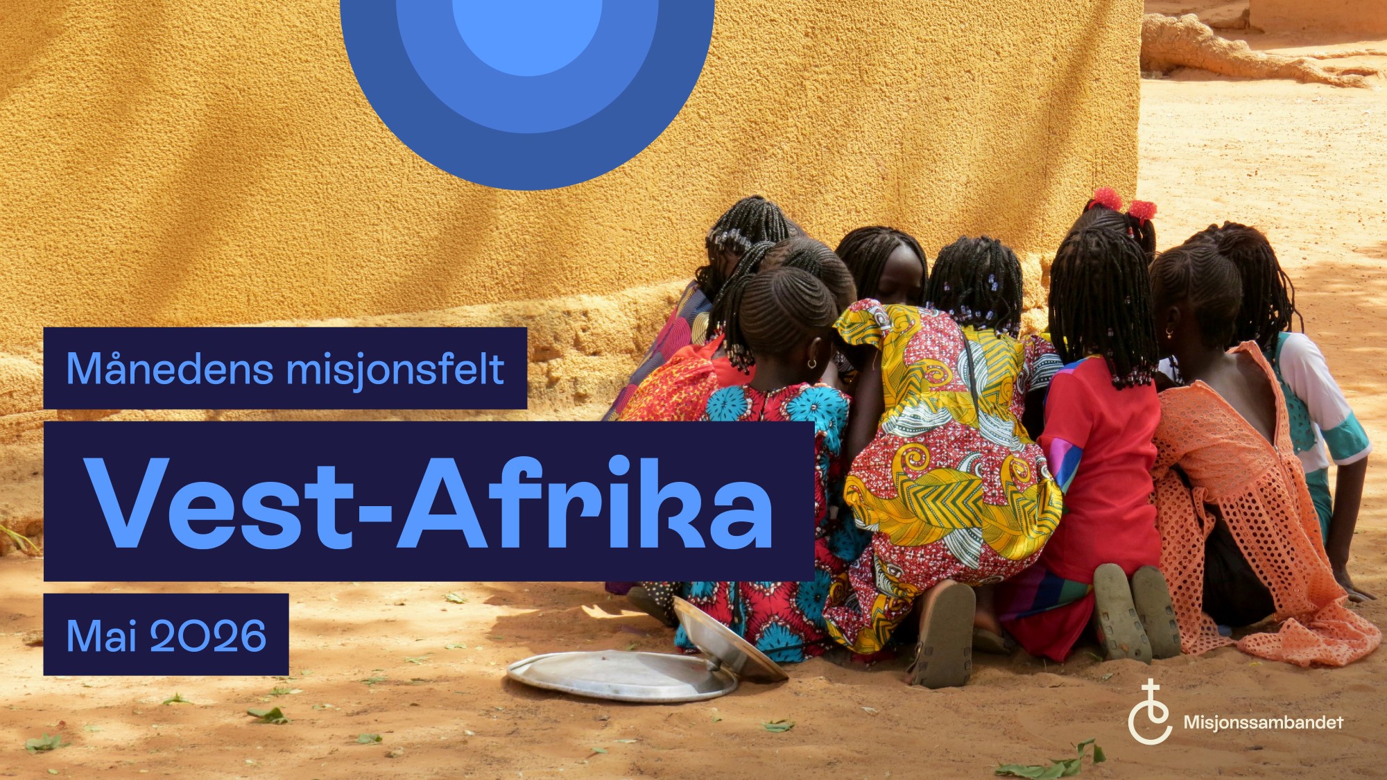 Tekstplakat månedens misjonsfelt mai 2026 Vest-Afrika. Bilde av barn i lek i bakgrunnen