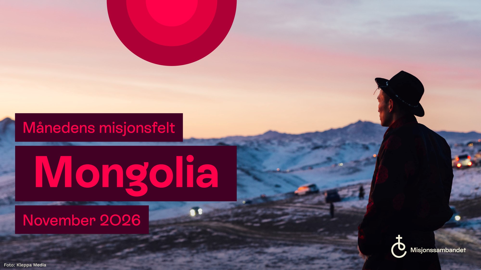 Tekstplakat månedens misjonsfelt november 2026 Mongolia. Bilde av mongolsk mann på fjelltopp i solnedgang