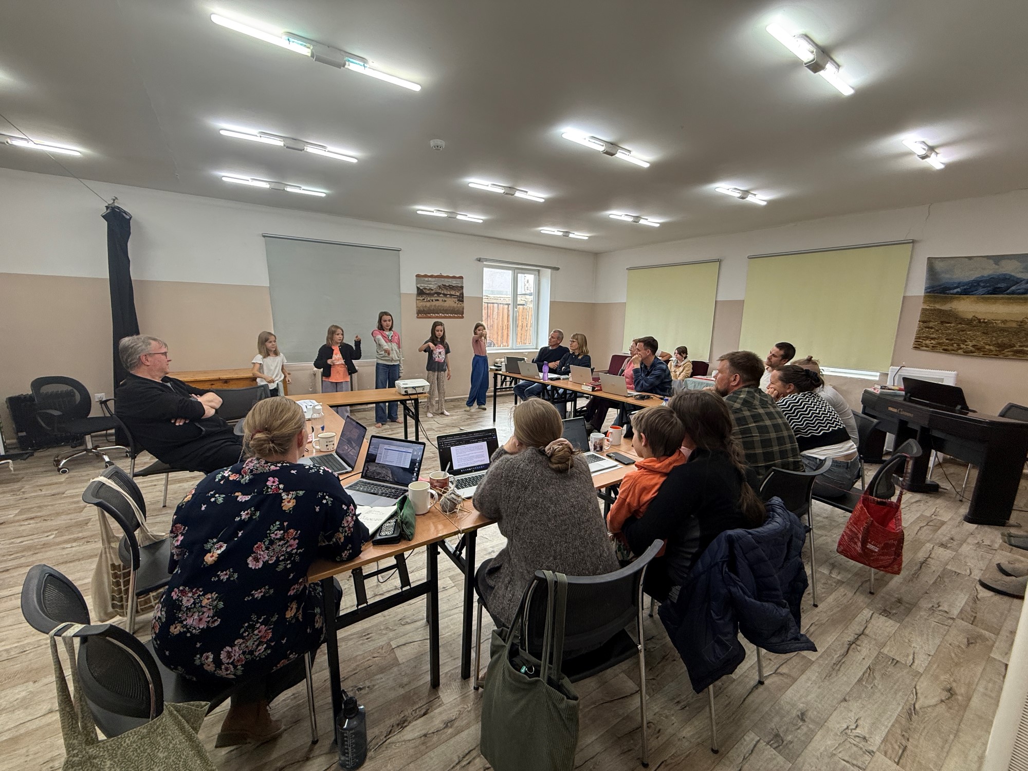 Barna danser for konferansen