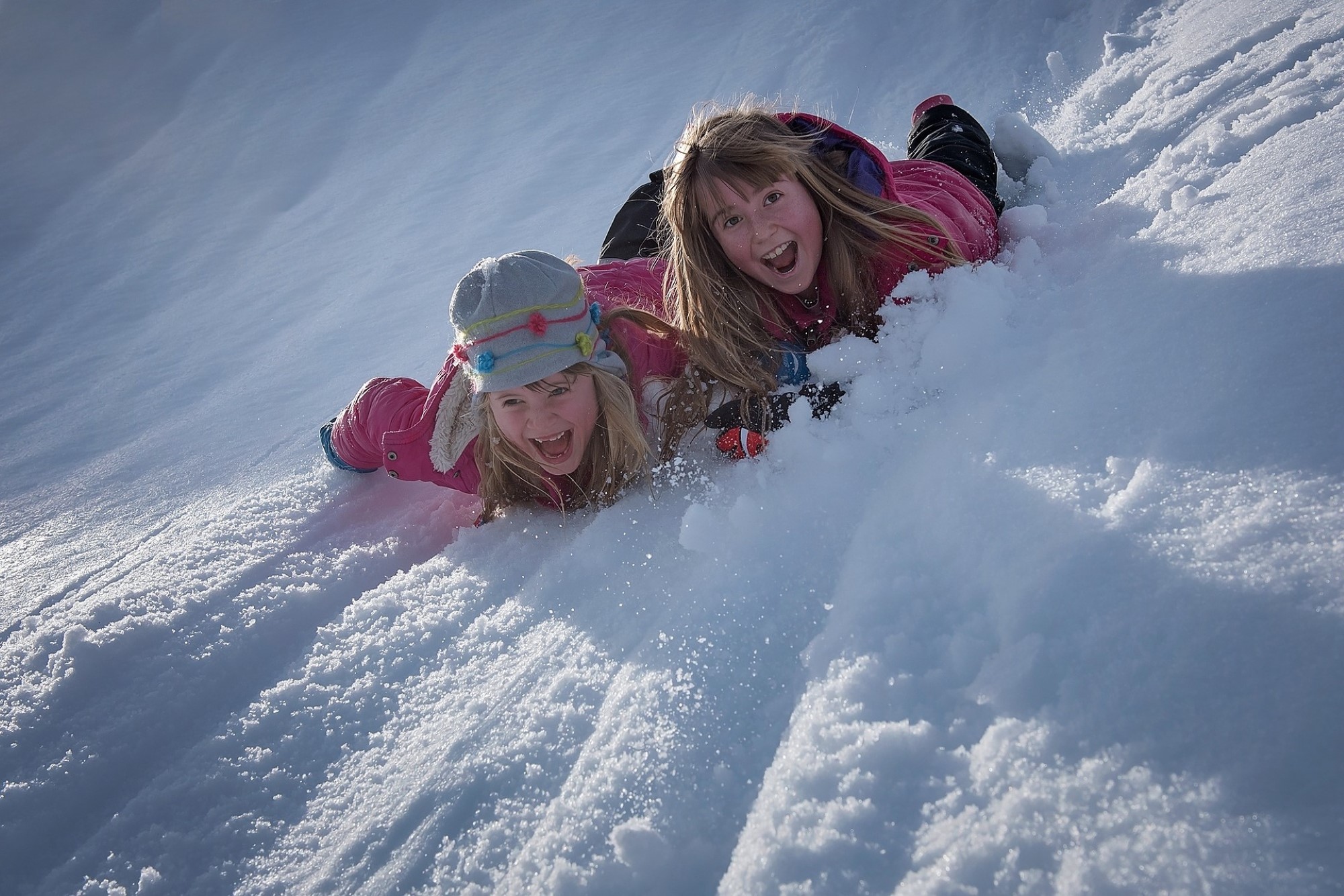 To glade jenter leker i snø